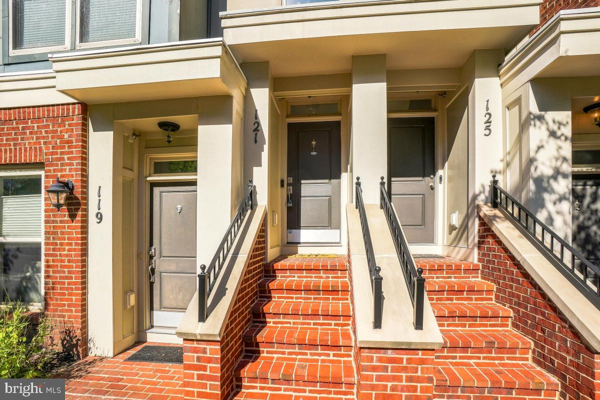 121 COPLEY CIRCLE 34B