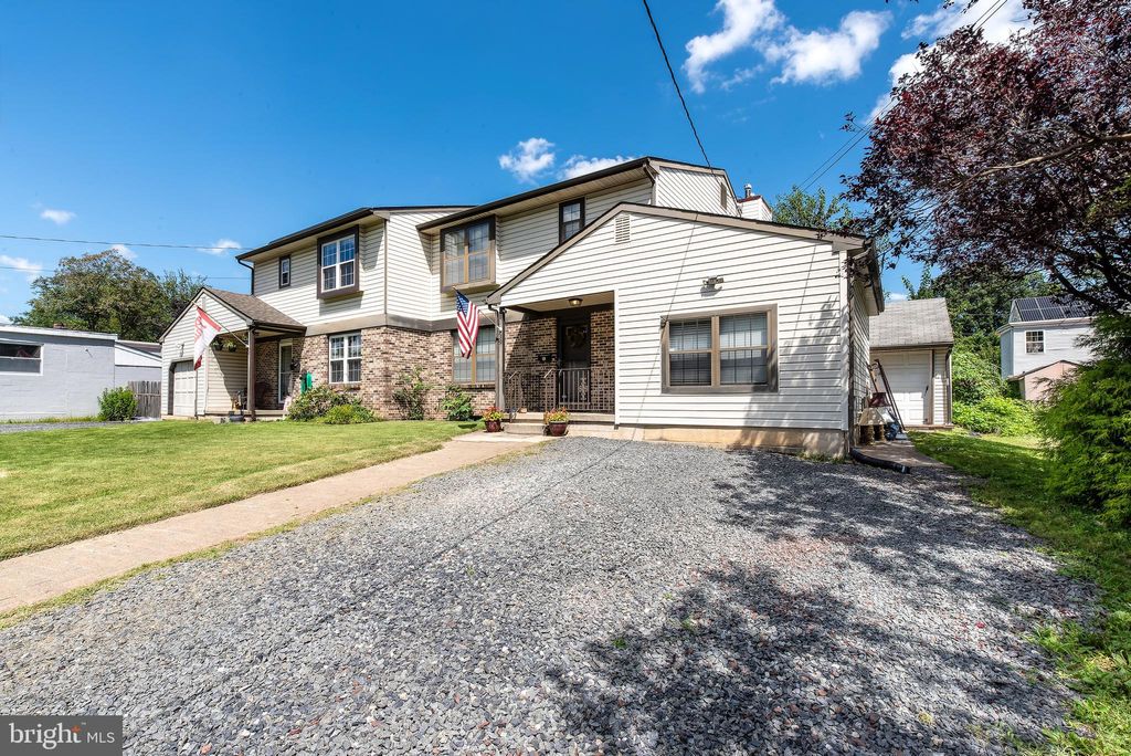 Photo of 19 Railroad Ave, BEVERLY, NJ 08010 (MLS # NJBL2096000)