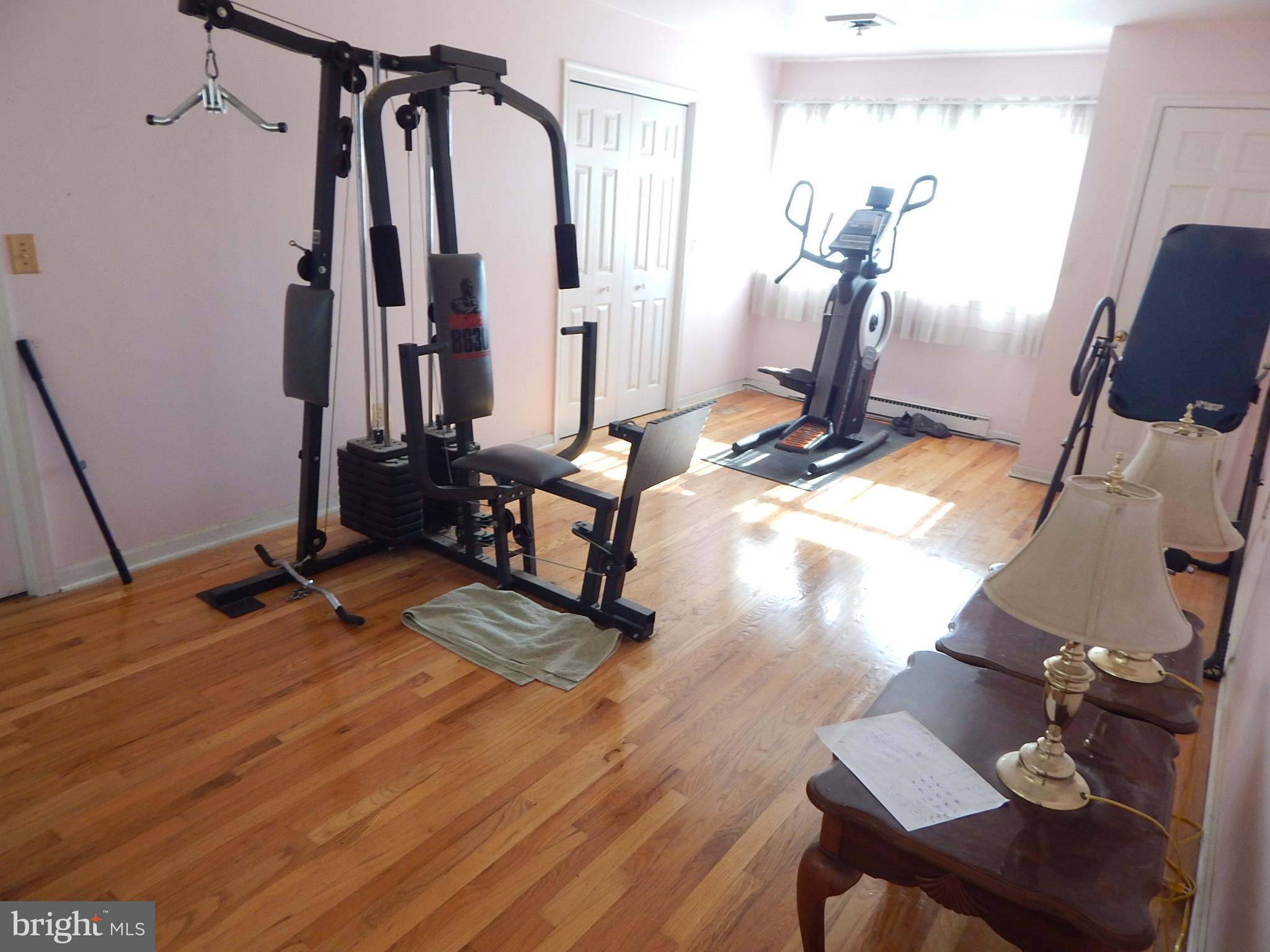 COUNTRY DOWNS - Residential