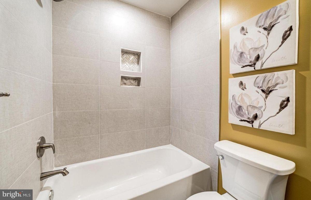 WARREN WOODS - Residential Lease