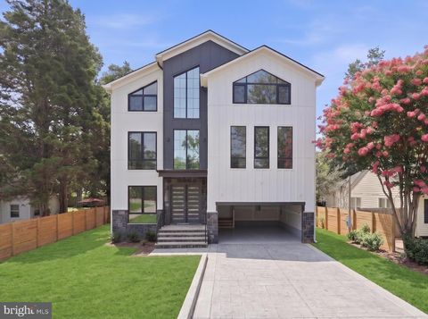 Photo of 6931 Oak Ridge Road, FALLS CHURCH, VA 22042 (MLS # VAFX2328734)