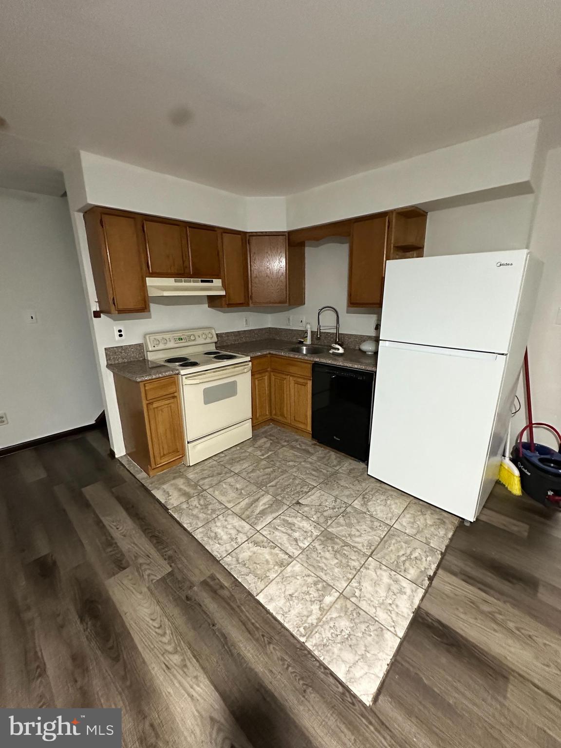 PORT RICHMOND - Residential Lease