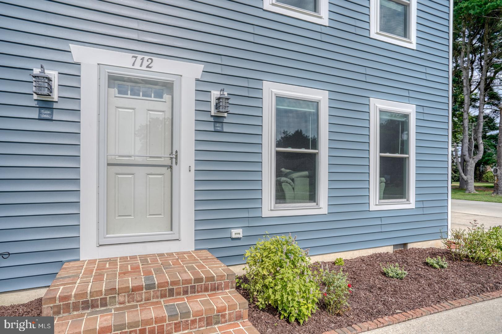 712 EAST LANE