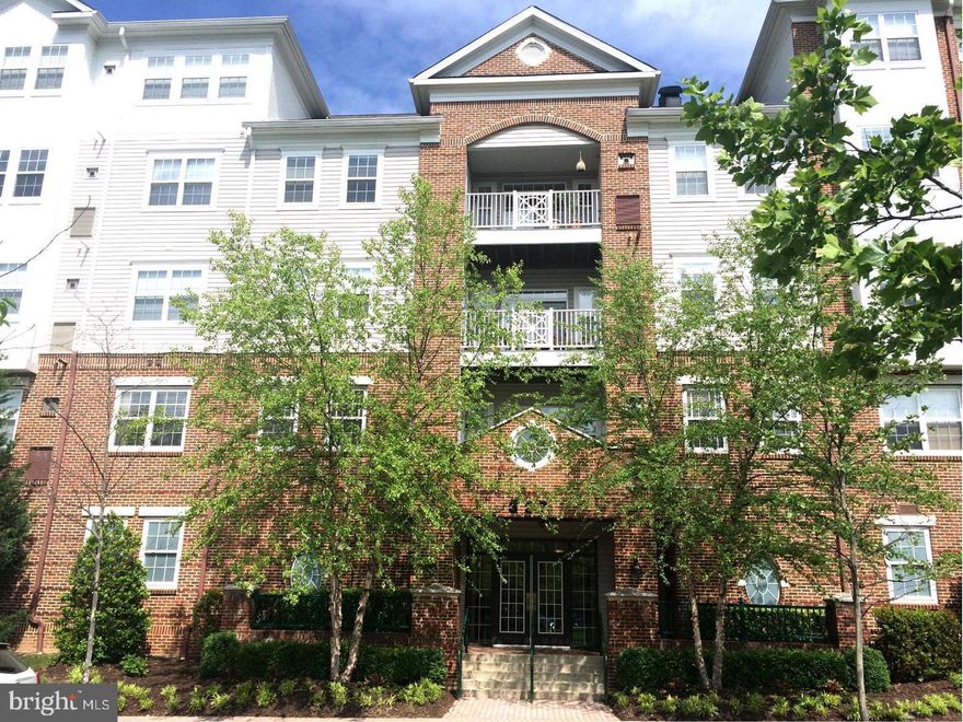 Top floor, End unit, Large model, spacious and full of lights, very pleasant unit, Upgraded kitchen with granite countertops, gas stove and appliances.  2 large bedroom with walking closets and 2 upgraded baths, 2 parking space  (one in garage, one in outside parking lot). Convenient location, bus to Shady Grove Metro, easy access to I-270, 200.