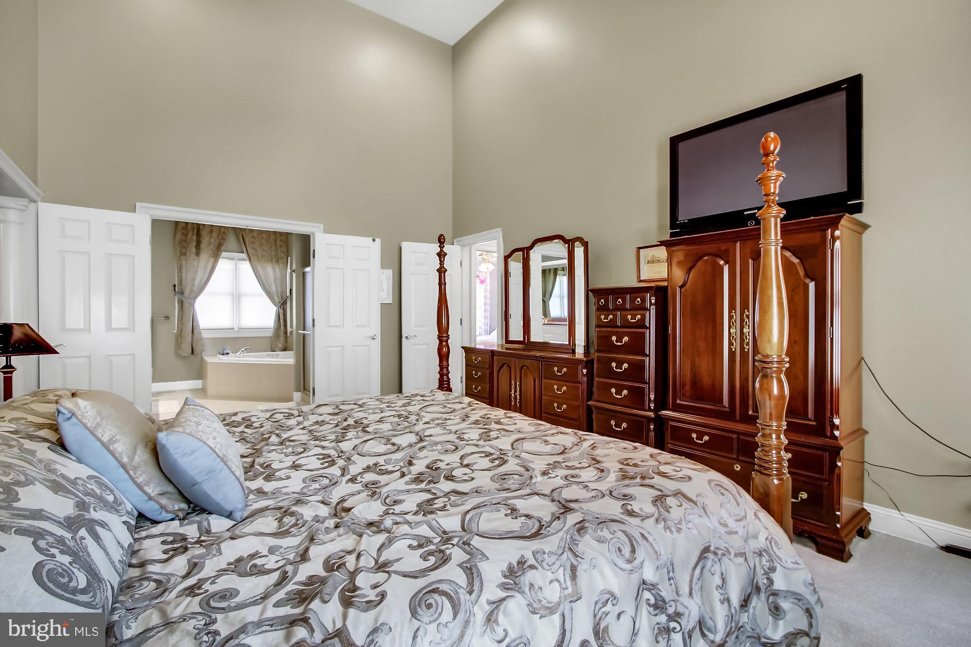 ROYAL MANOR - Residential
