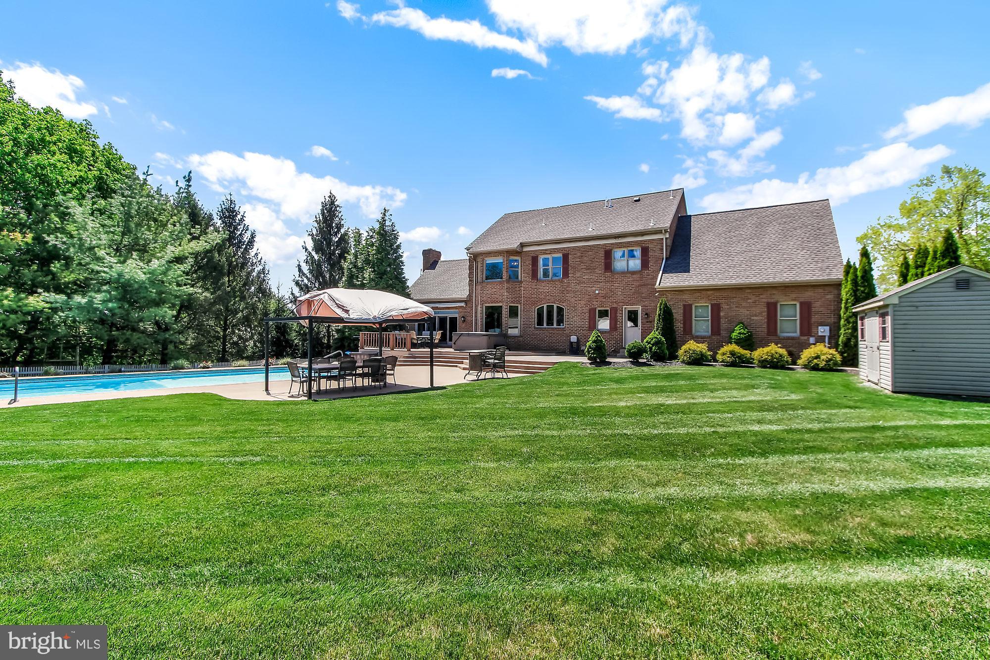 ROYAL MANOR - Residential