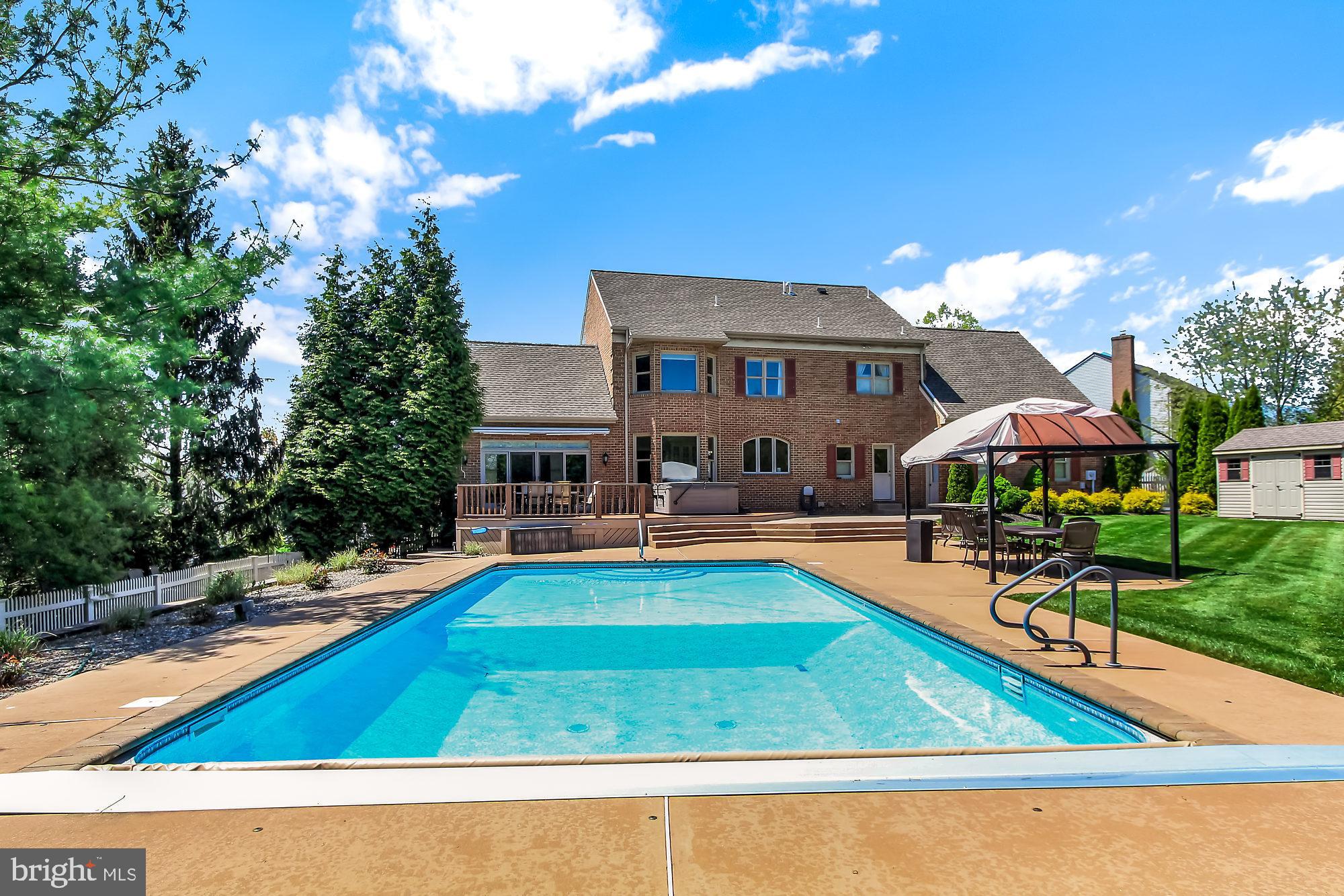 ROYAL MANOR - Residential