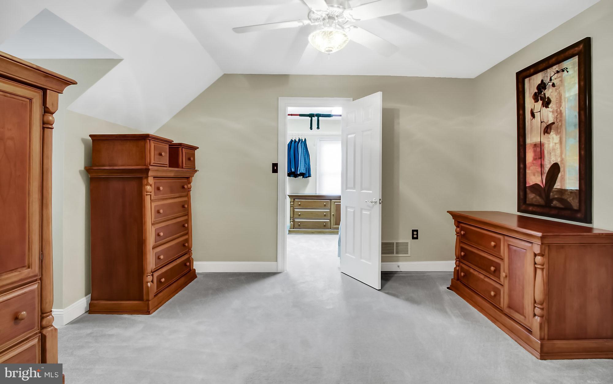 ROYAL MANOR - Residential