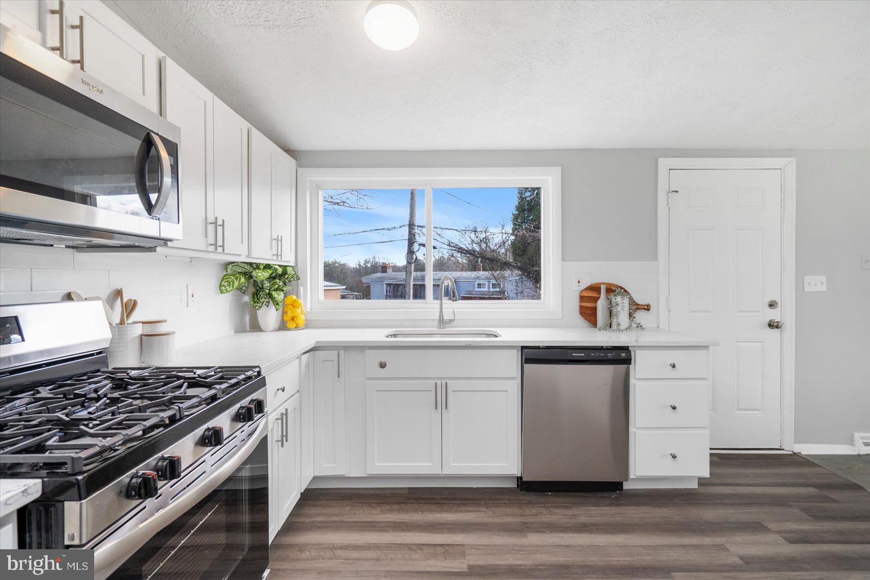 1005 PARKVALLEY COURT