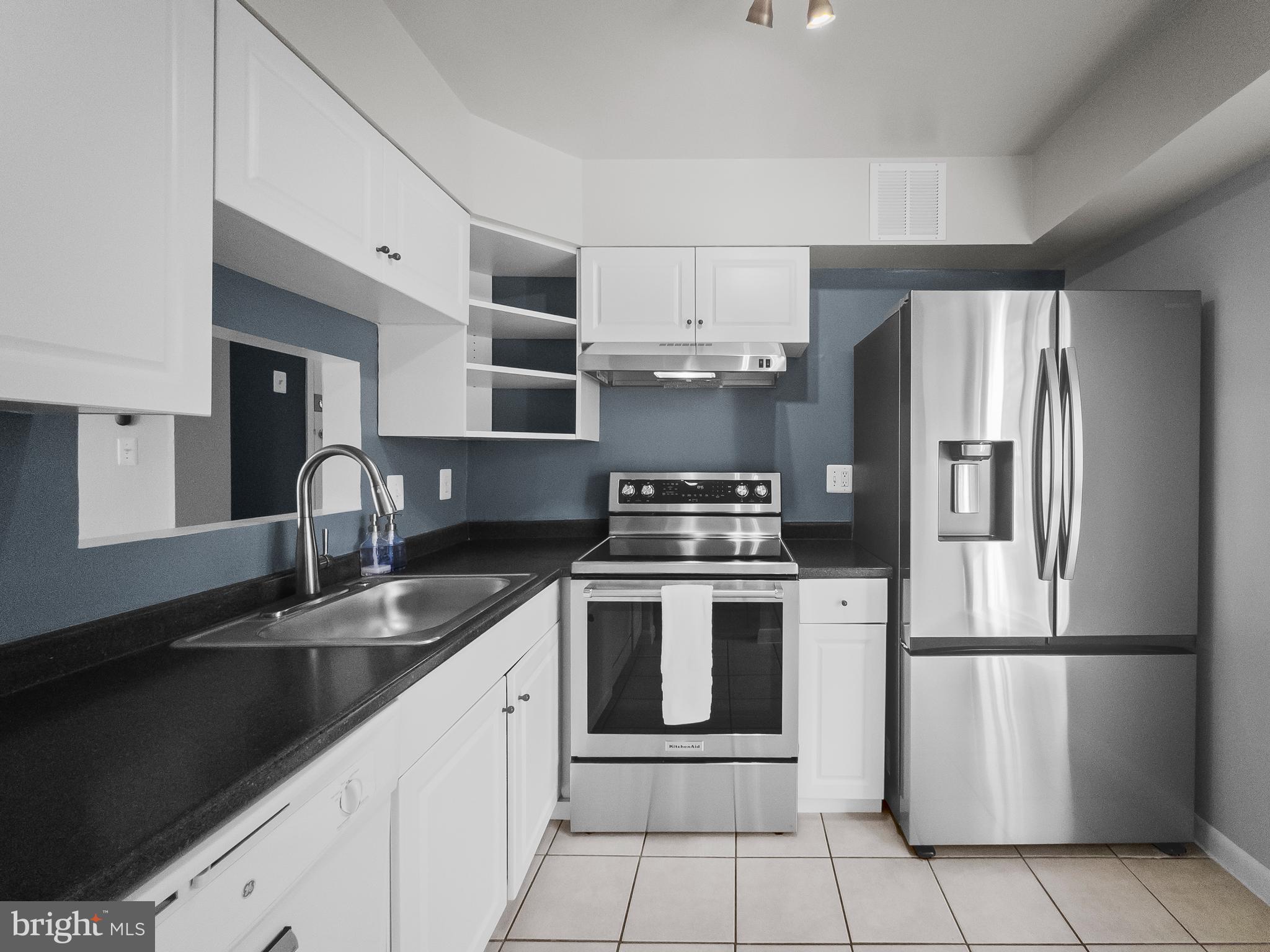 CAMELBACK VILLAGE - Residential