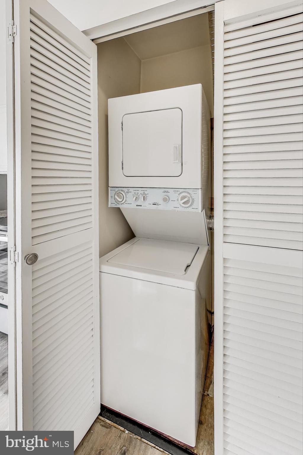 BRISTOL SQUARE - Residential Lease