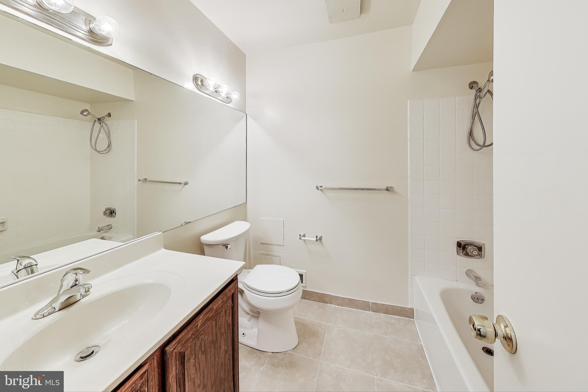 BRISTOL SQUARE - Residential Lease