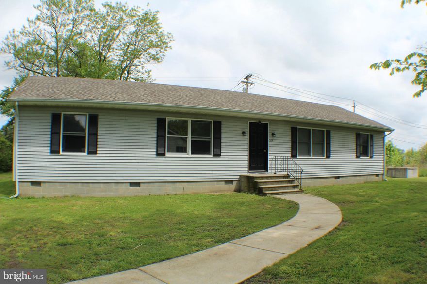 Nice 2 bedroom 1 full bath.Large Family Room,Kitchen that leads to Patio. Hardwood floors thru-out. Nice private yard. Available Now!