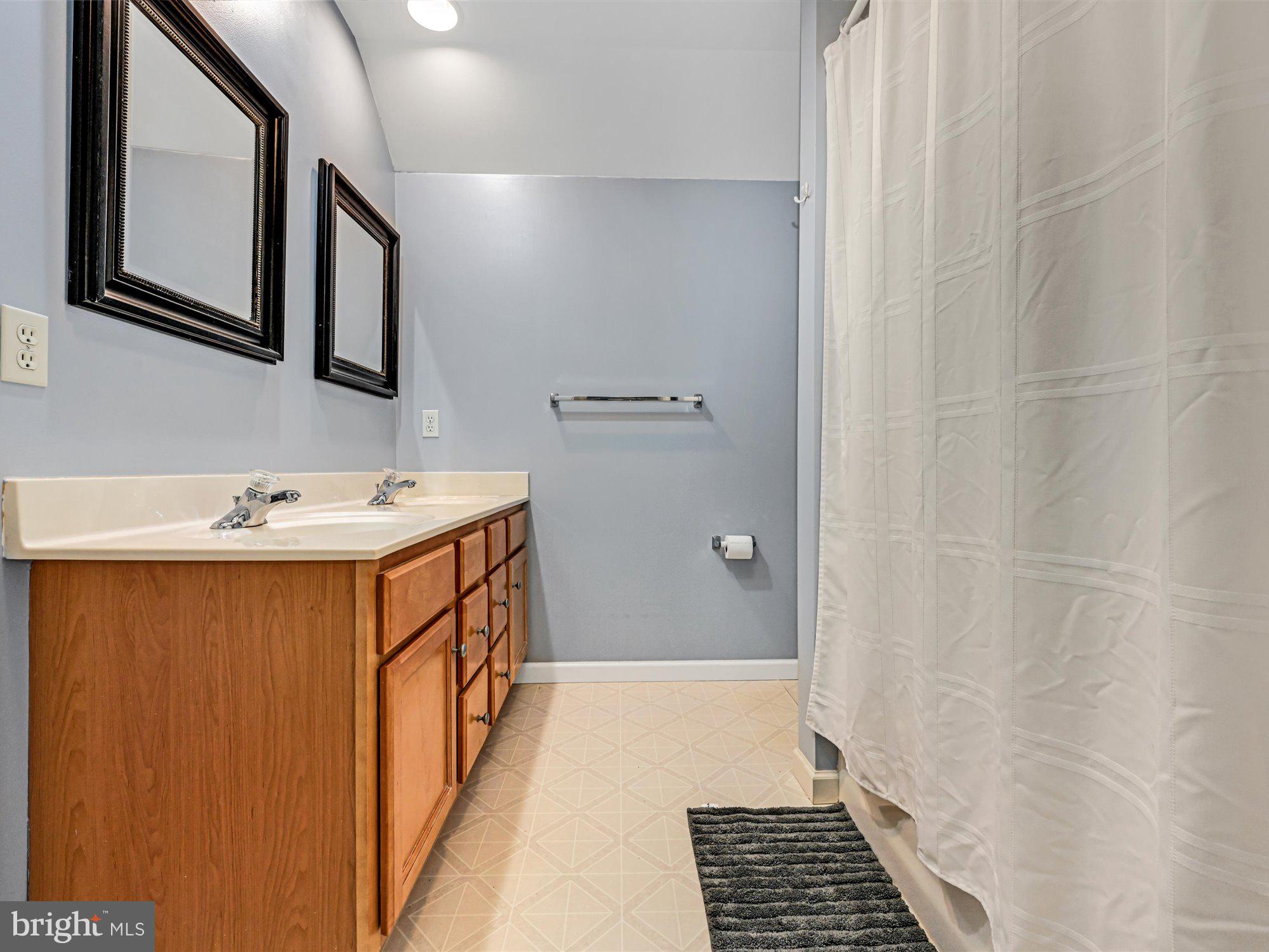 LINCOLNS MEADOW - Residential