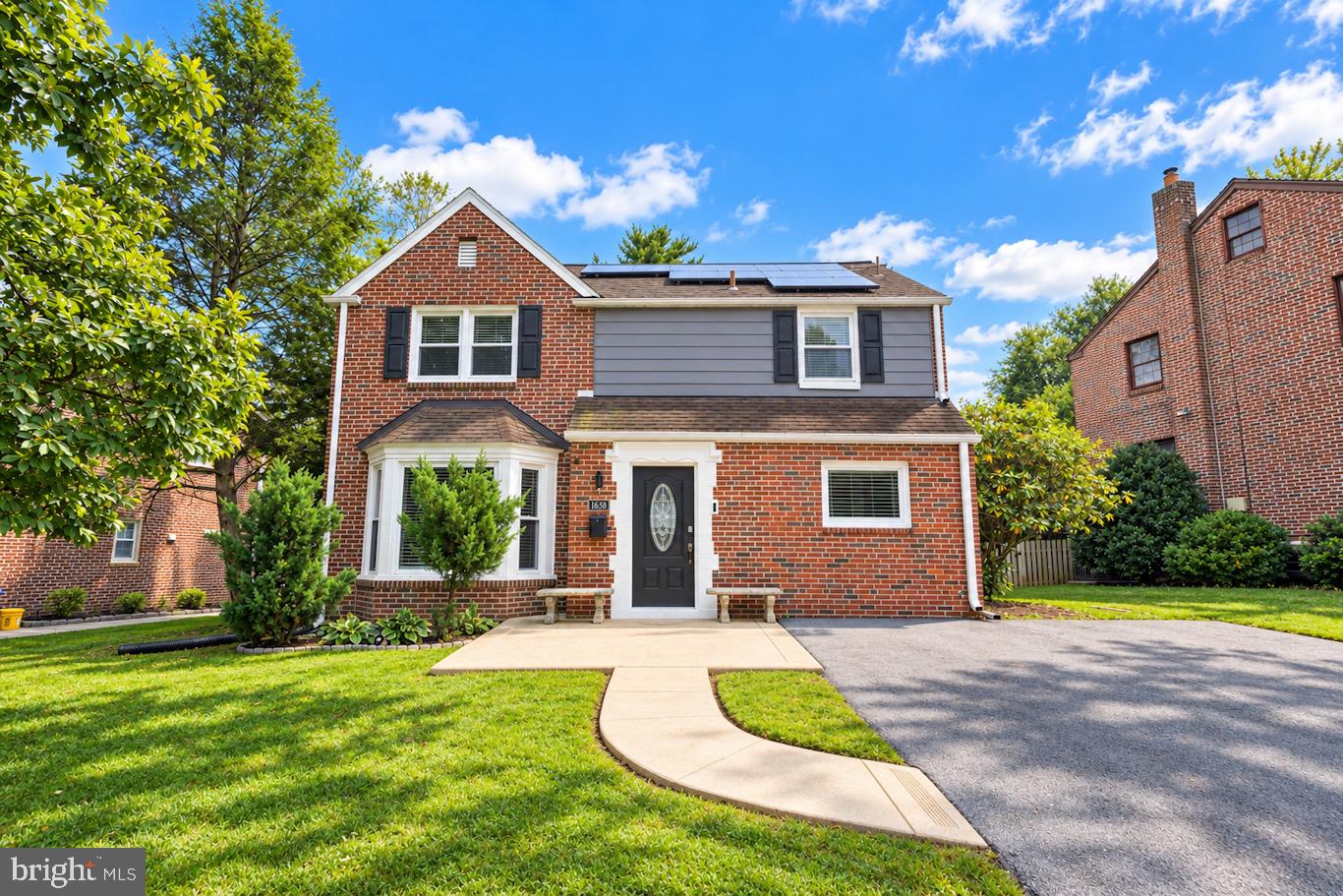 1638 SURREY LANE