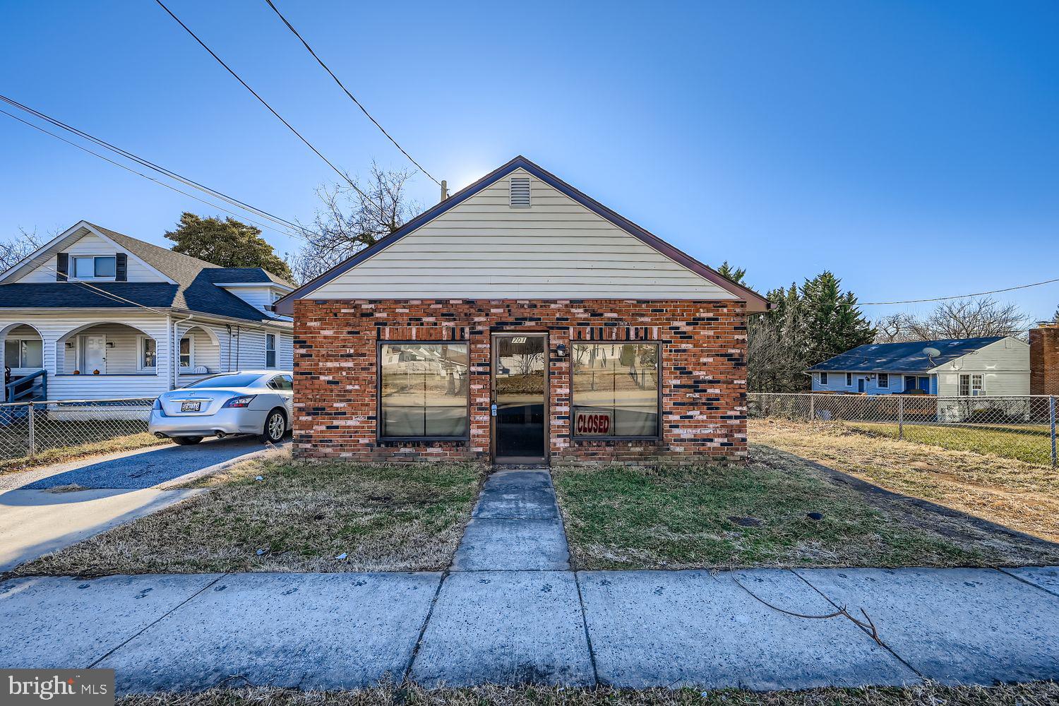 Main image without alt text