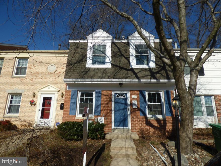 MUST SEE BEAUTIFUL 3 BEDROOM 2 1/2 BATH TOWNHOUSE IN DIAMOND FARMS! READY TO MOVEIN! NEW CARPET & PAINT! KITCHEN HAS NEW GRANITE WHITE CABINETS & CERAMIC TILE! UPDATED BATHROOMS! NEWER WINDOWS! LARGE MASTER BEDROOM WITH 2 LARGE CLOSETS! SPACIOUS FINISHED BASEMENT WITH WALKOUT TO FENCED IN DECK! BACKS TO OPEN SPACE! STORAGE & LAUNDRY LOWER LEVEL INCLUDES NEWER FRONT LOAD WASHER & DRYER! NICE HOME!