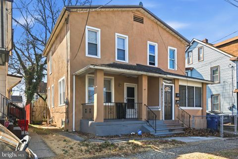 Townhouse For Sale - 637 Walton Avenue<br/> BEVERLY, NJ 08010
