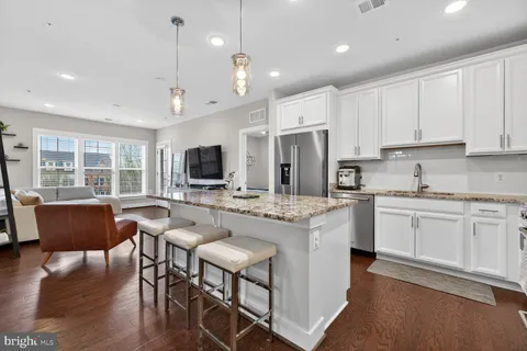 250 Decoverly Drive Unit 325, Gaithersburg, MD MLS: MDMC2225336