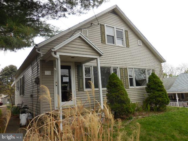 Cape Cod with 2 bedrooms and 1 full bath. On & off street parking. Covered patio in rear of property. Spacious rooms throughout! Show and sell!