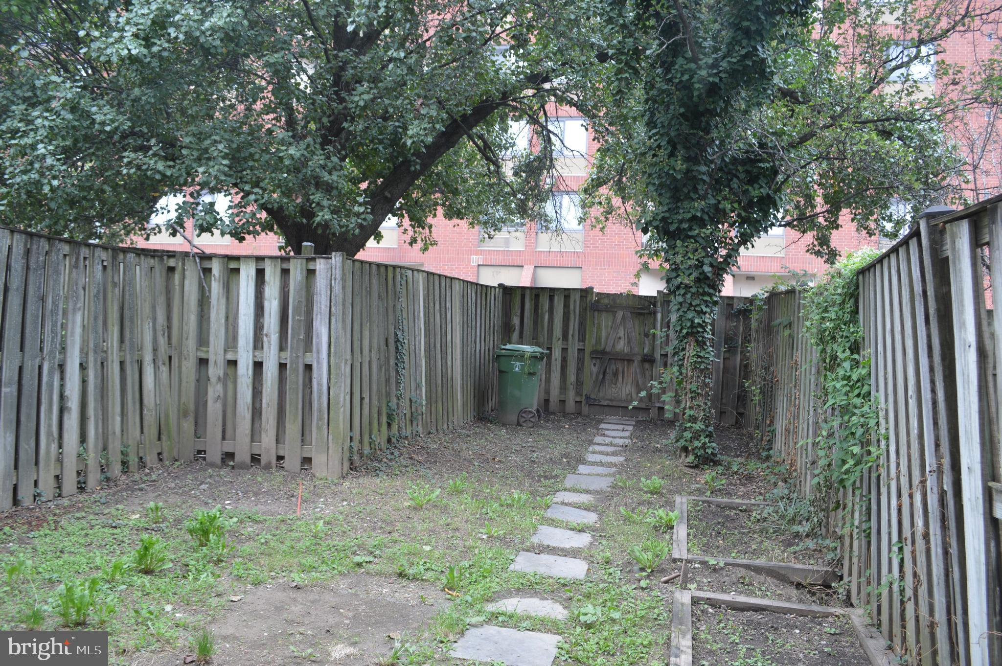 ROUNDHOUSE SQUARE - Residential Lease