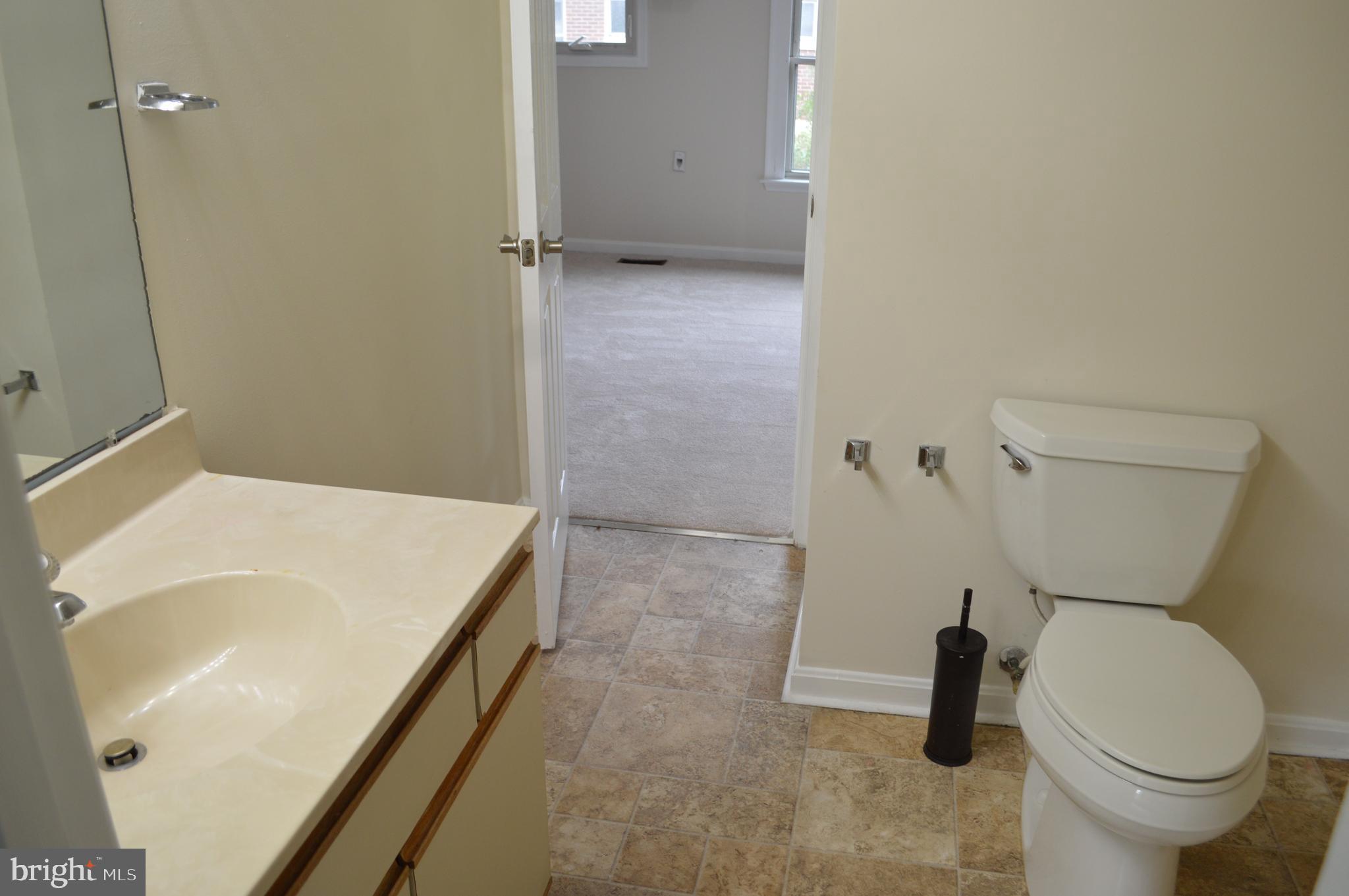 ROUNDHOUSE SQUARE - Residential Lease