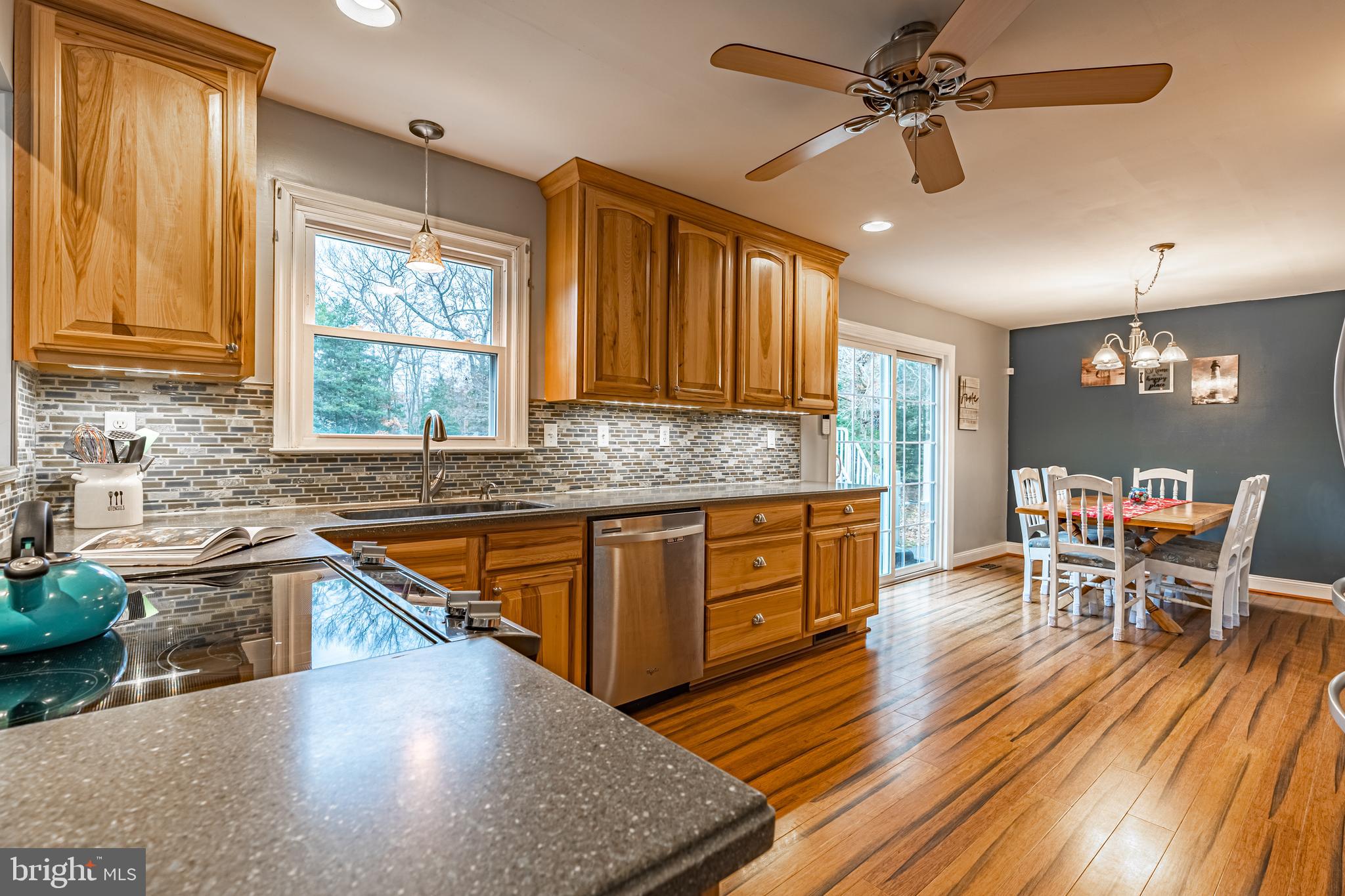 COUNTRY LAKES - Residential