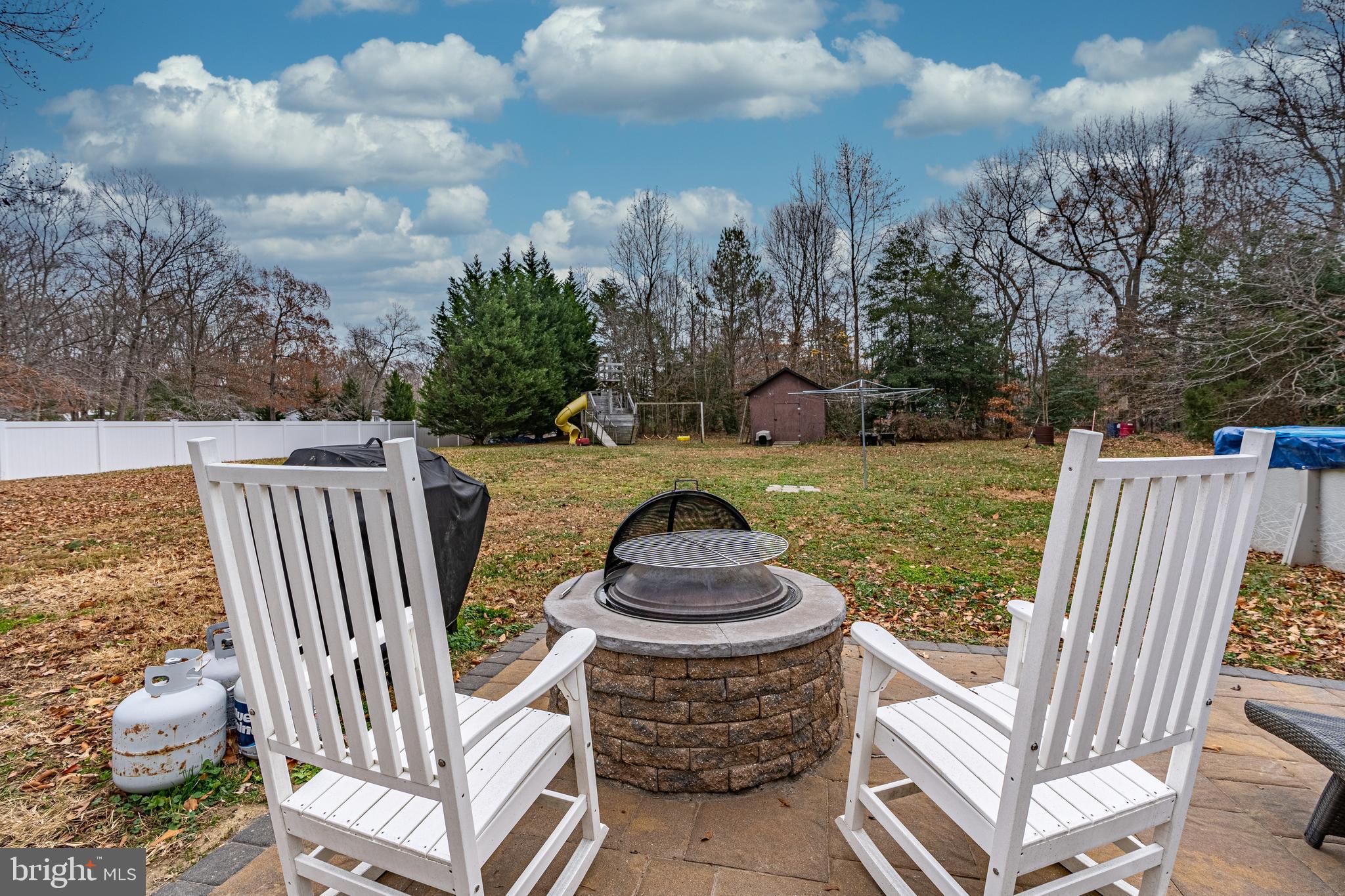 COUNTRY LAKES - Residential