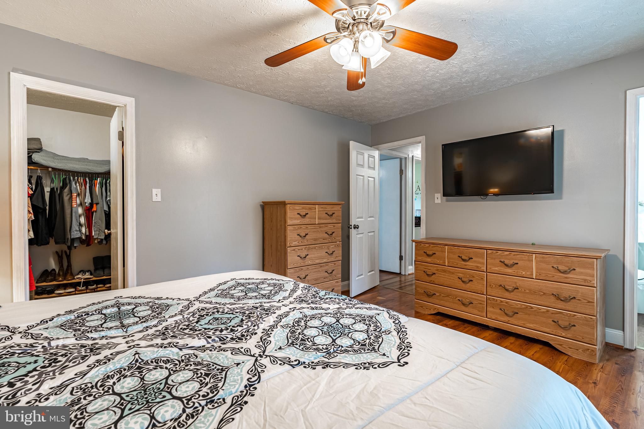 COUNTRY LAKES - Residential