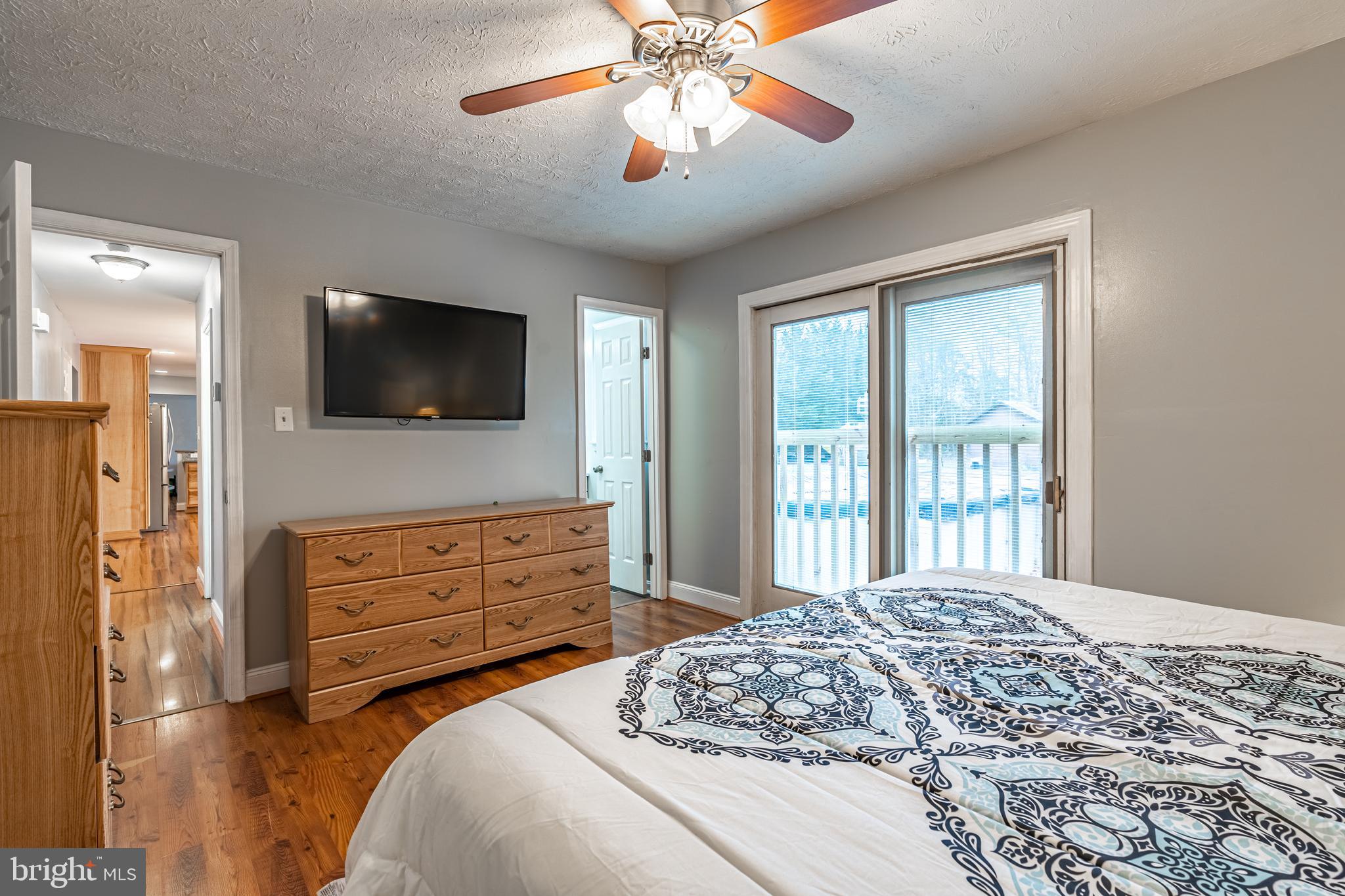 COUNTRY LAKES - Residential