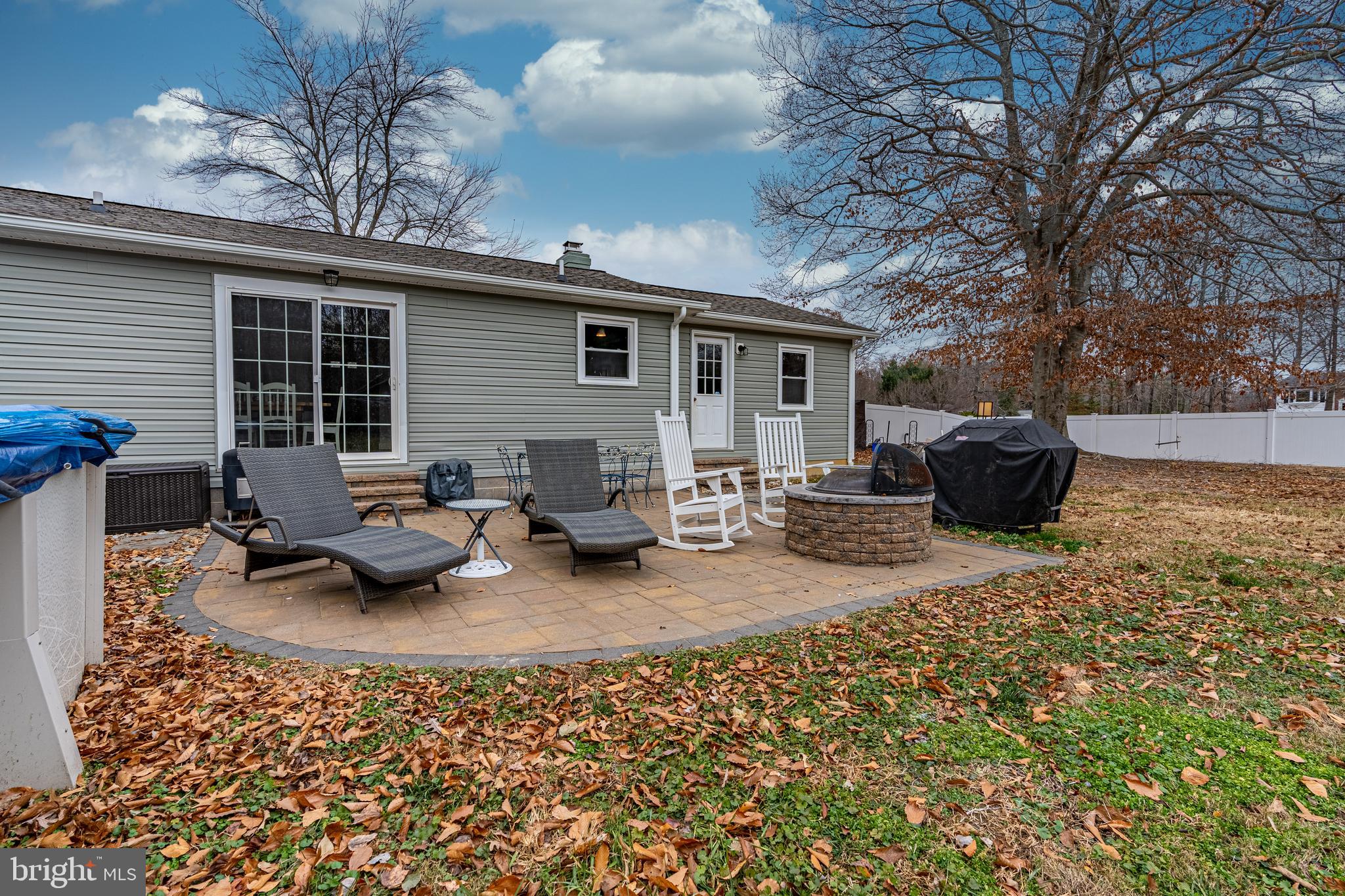 COUNTRY LAKES - Residential