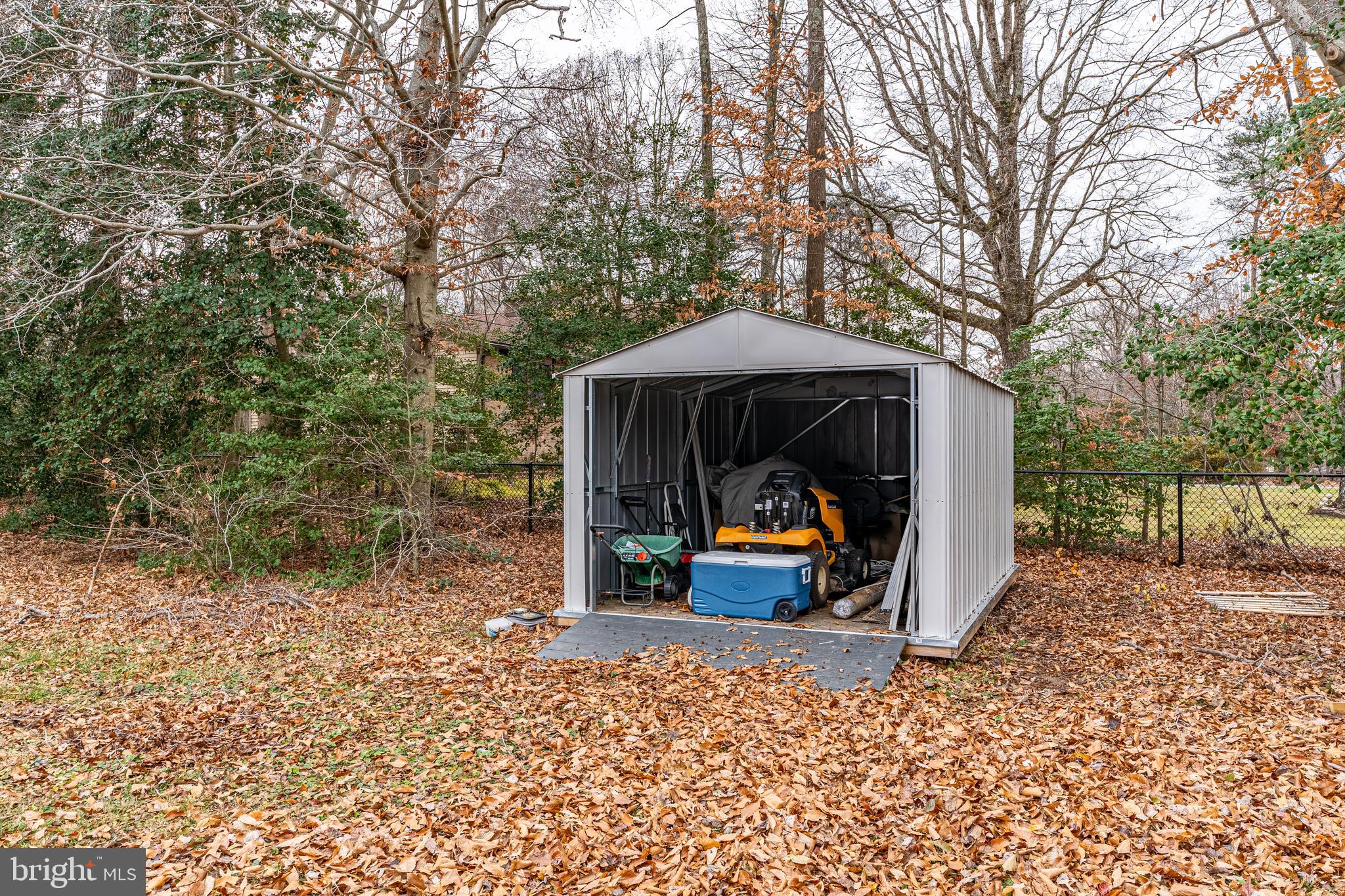 COUNTRY LAKES - Residential