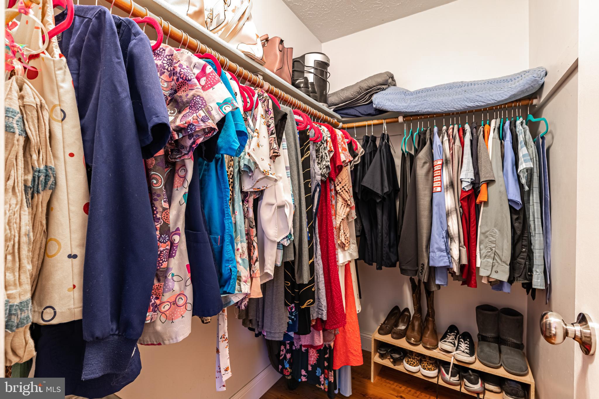 COUNTRY LAKES - Residential