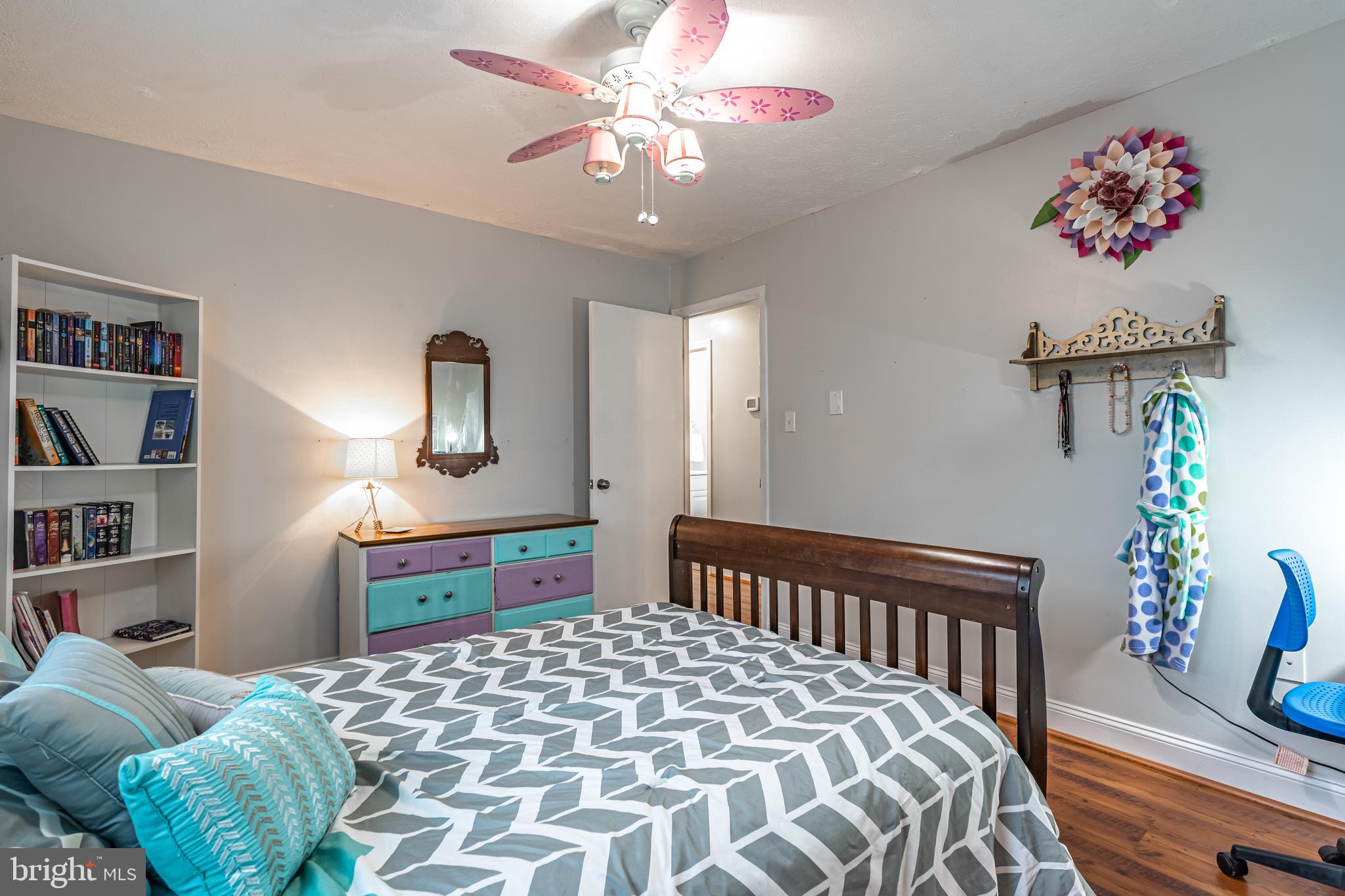 COUNTRY LAKES - Residential