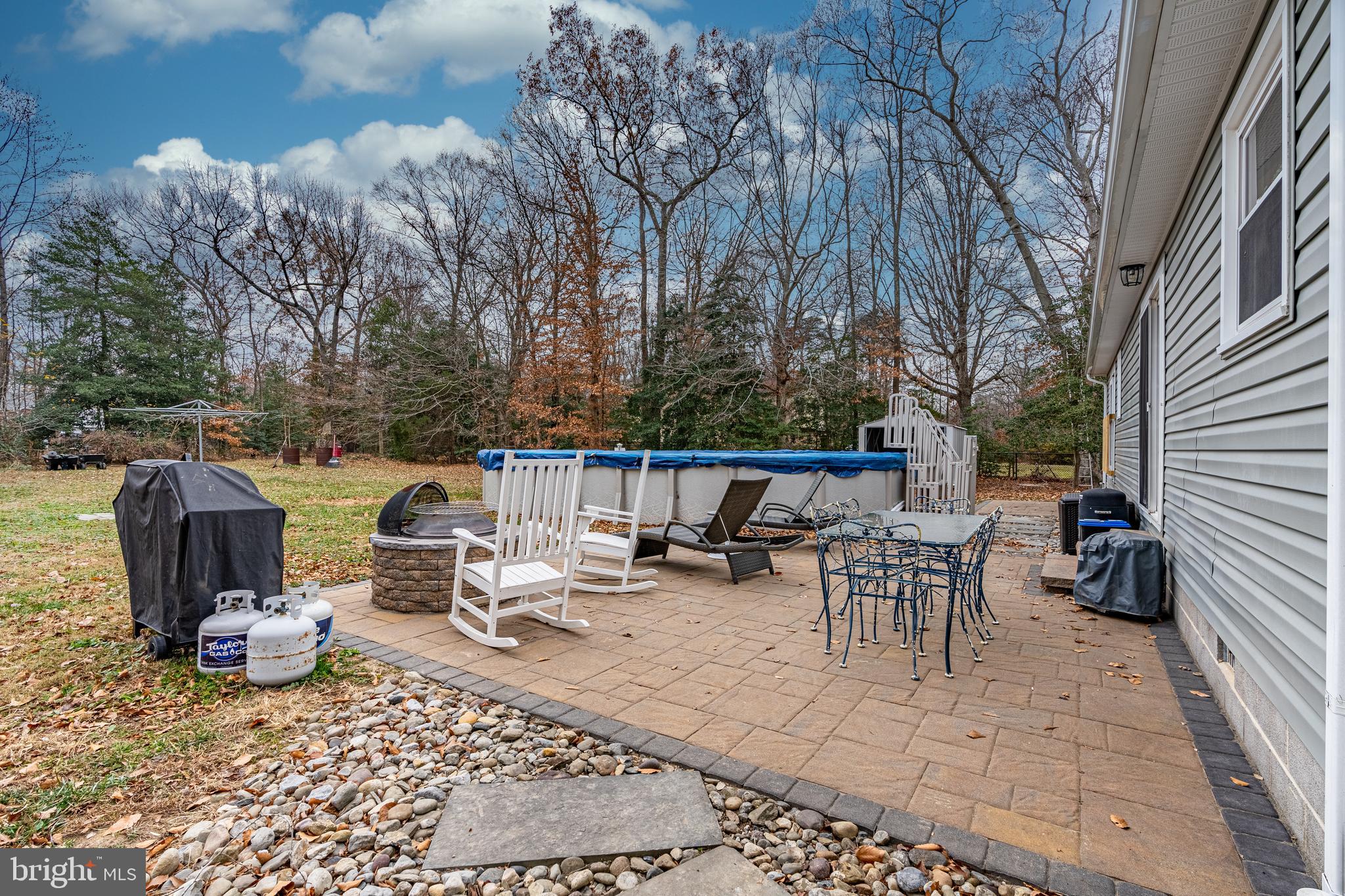 COUNTRY LAKES - Residential