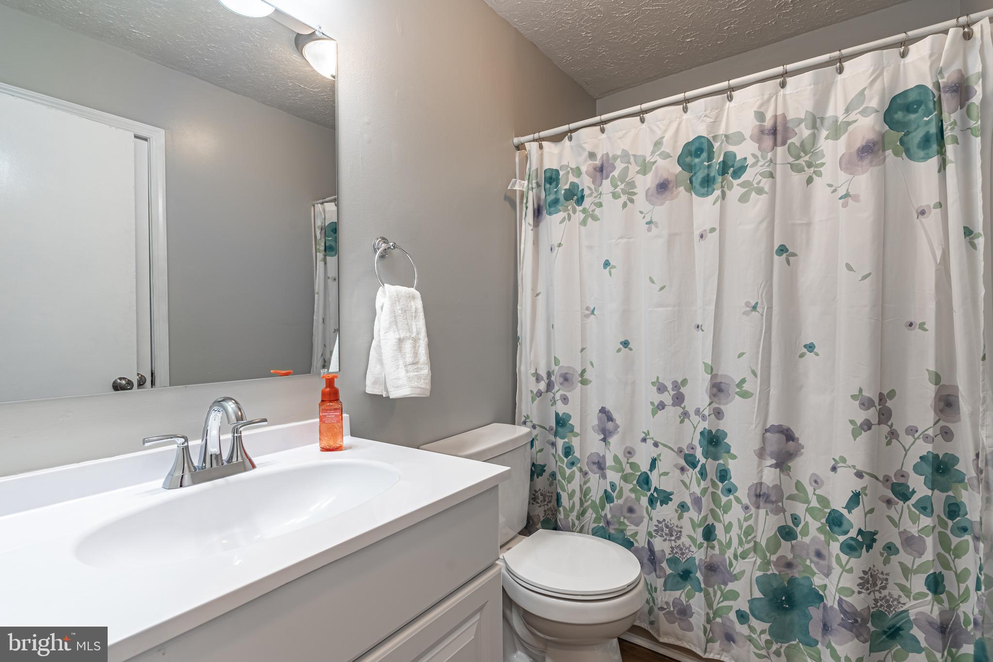 COUNTRY LAKES - Residential