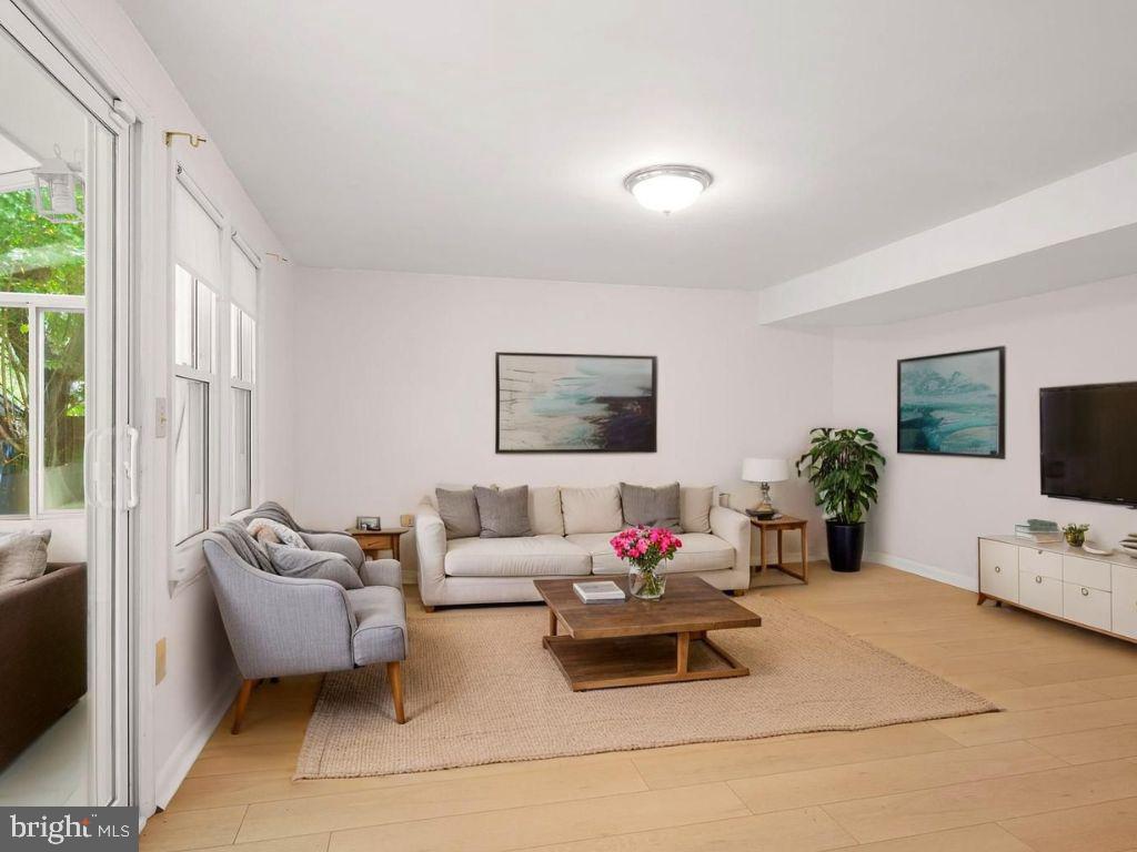 WHITE OAK MANOR - Residential