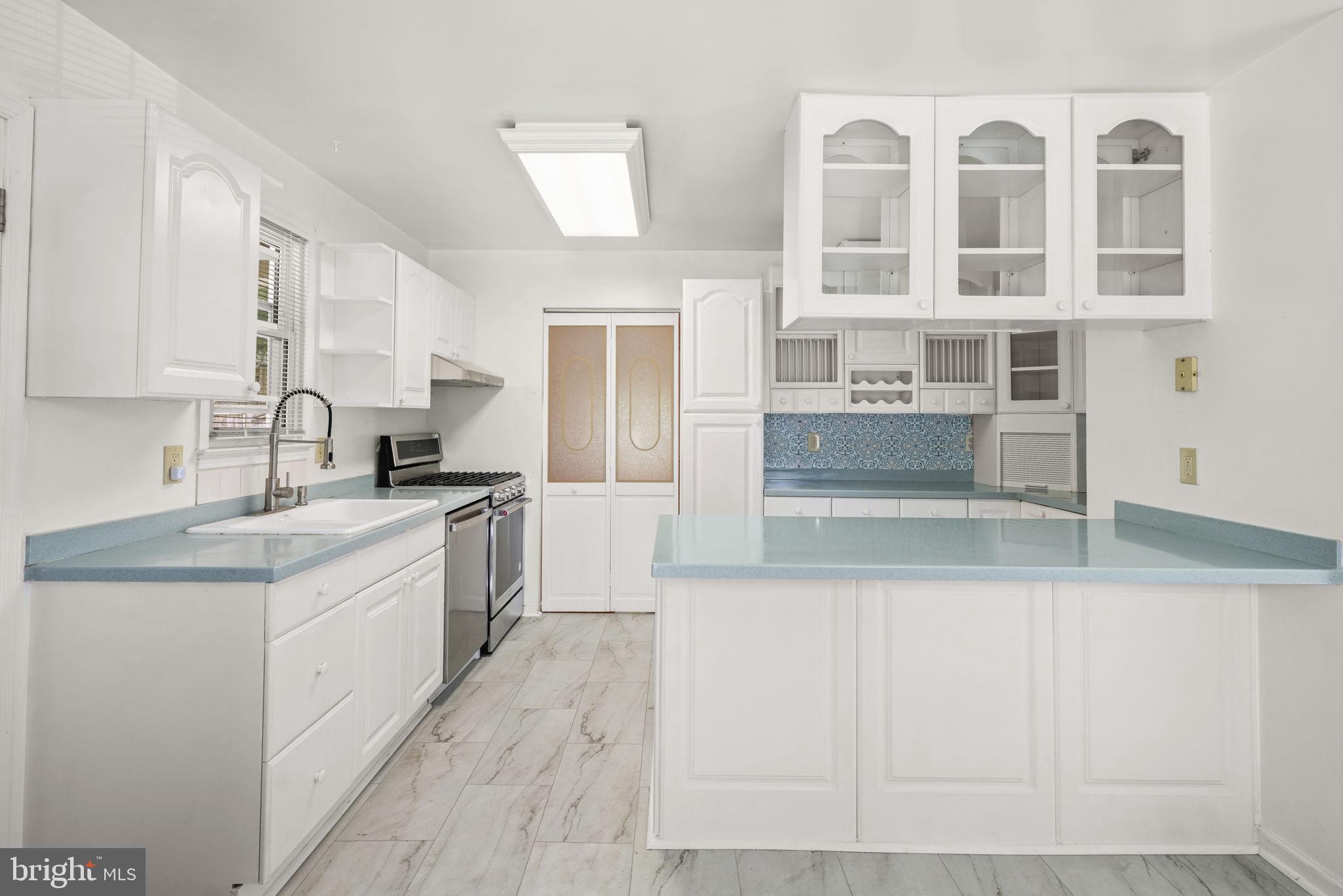 WHITE OAK MANOR - Residential