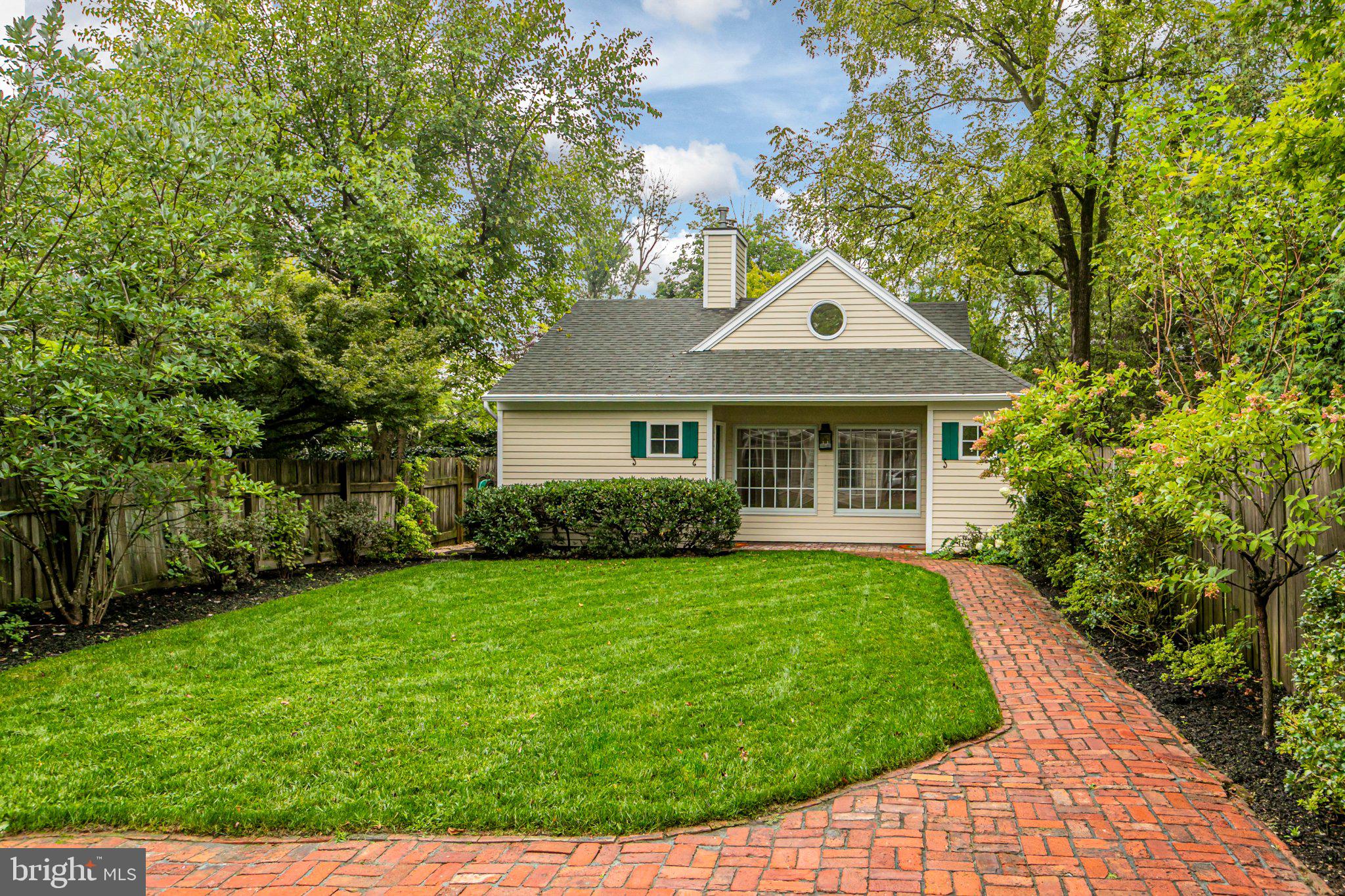 16 W DELAWARE AVENUE