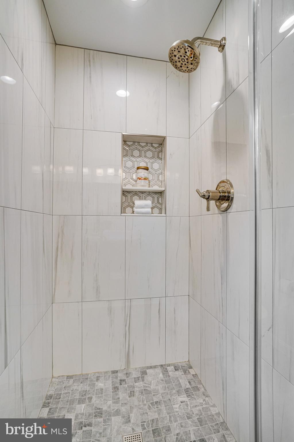 LAKE BARCROFT - Residential