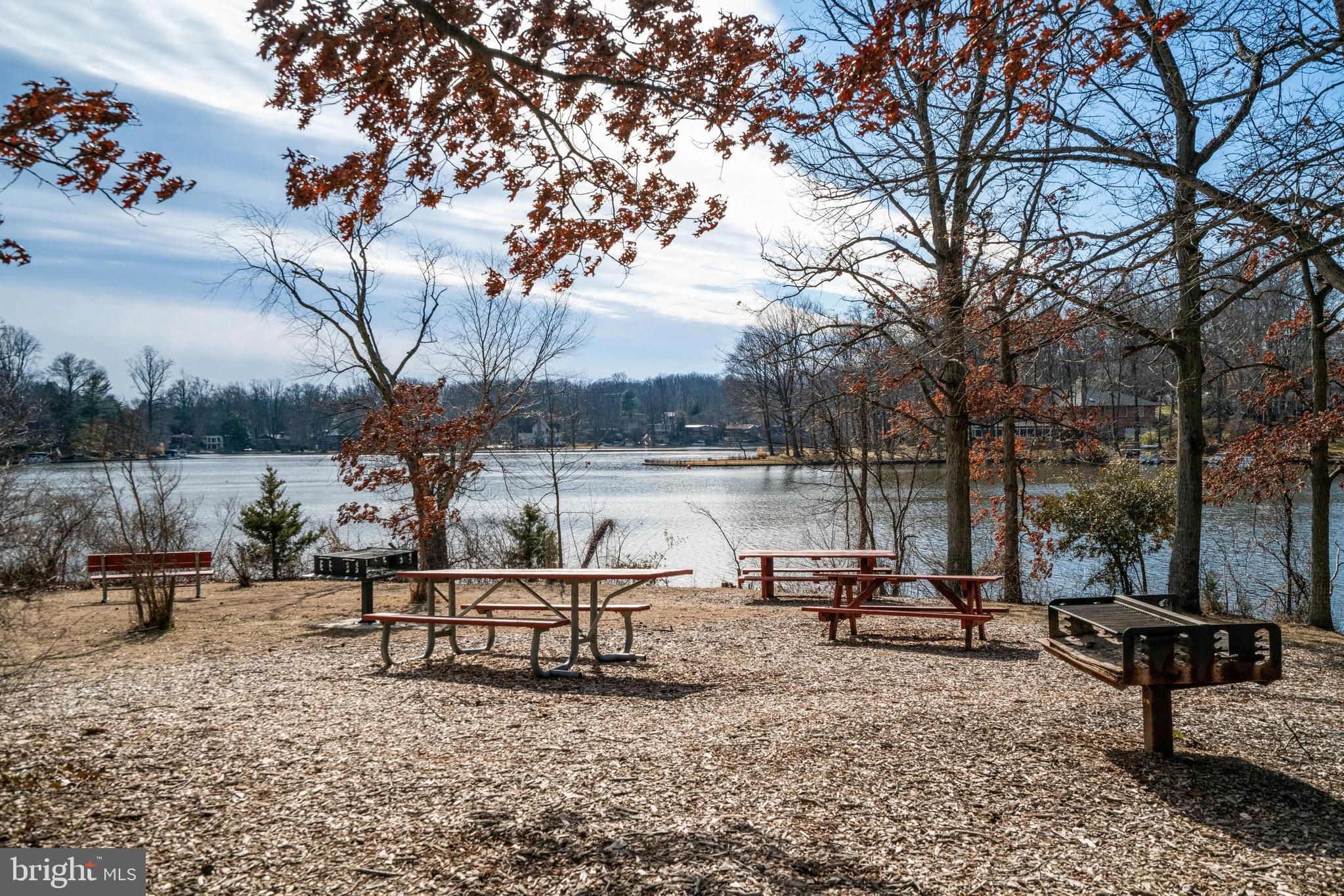 LAKE BARCROFT - Residential