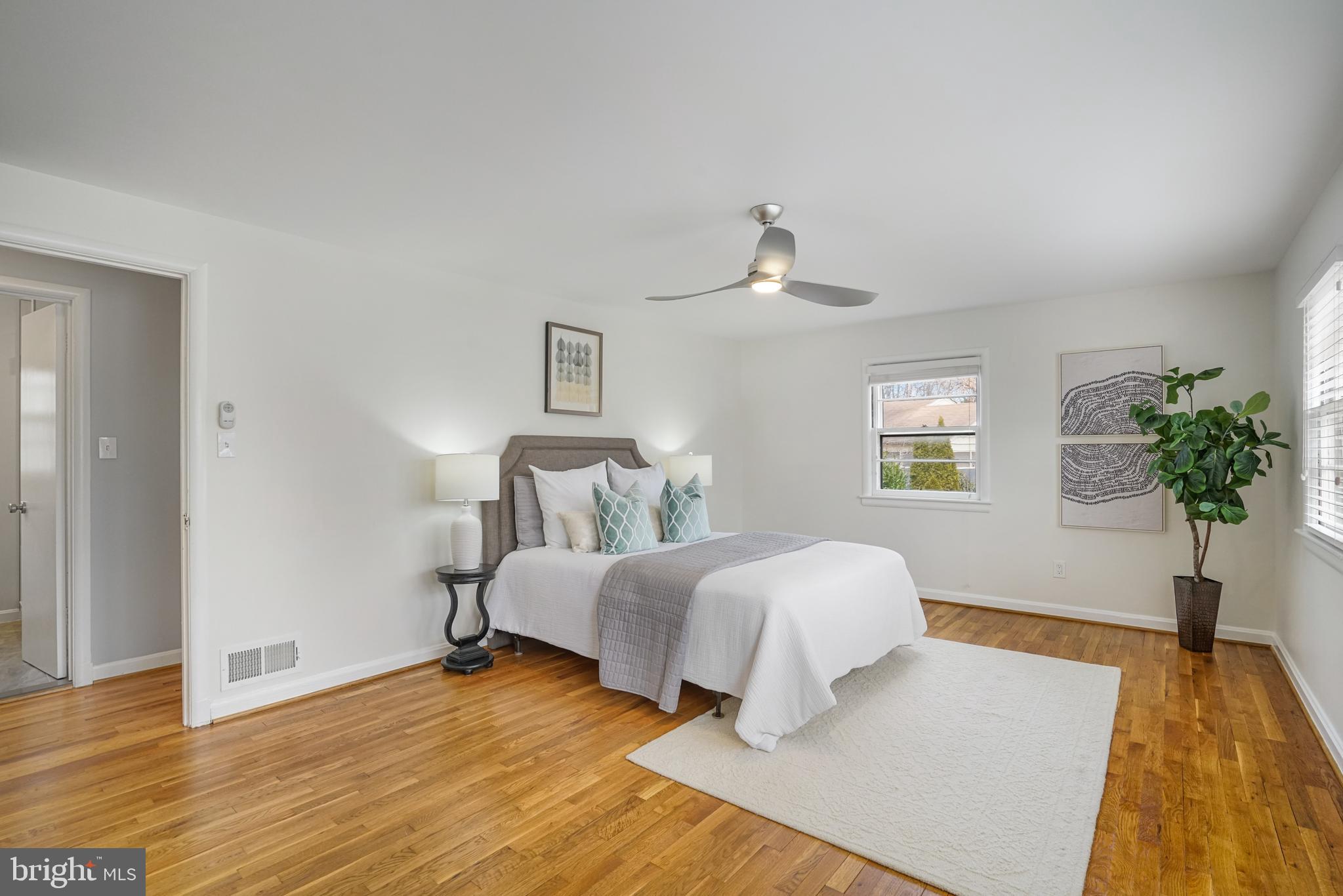 LAKE BARCROFT - Residential