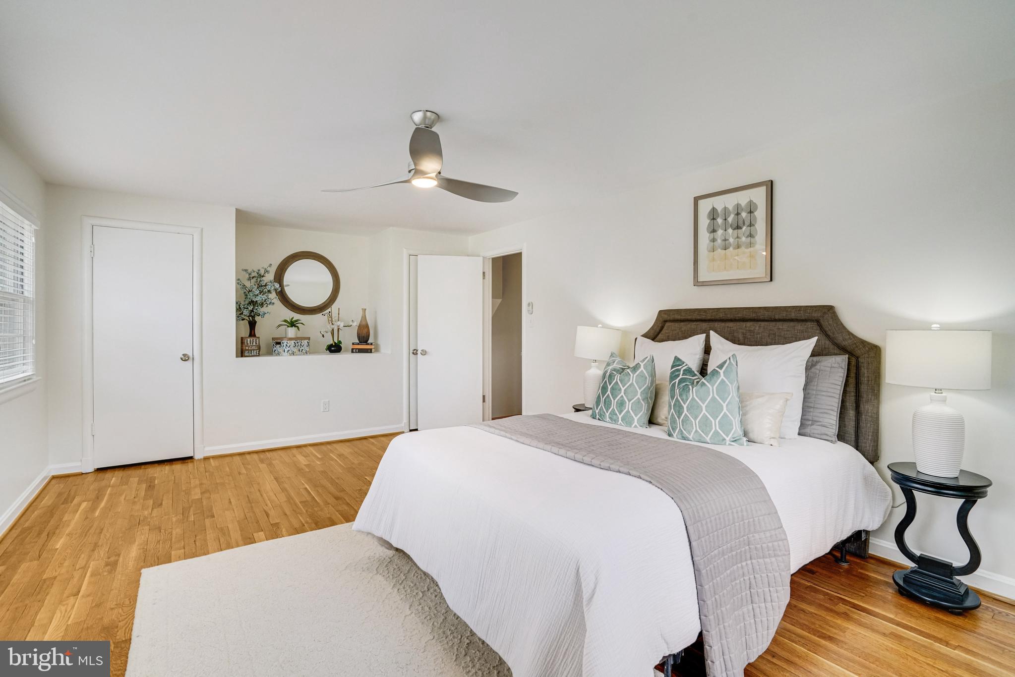 LAKE BARCROFT - Residential