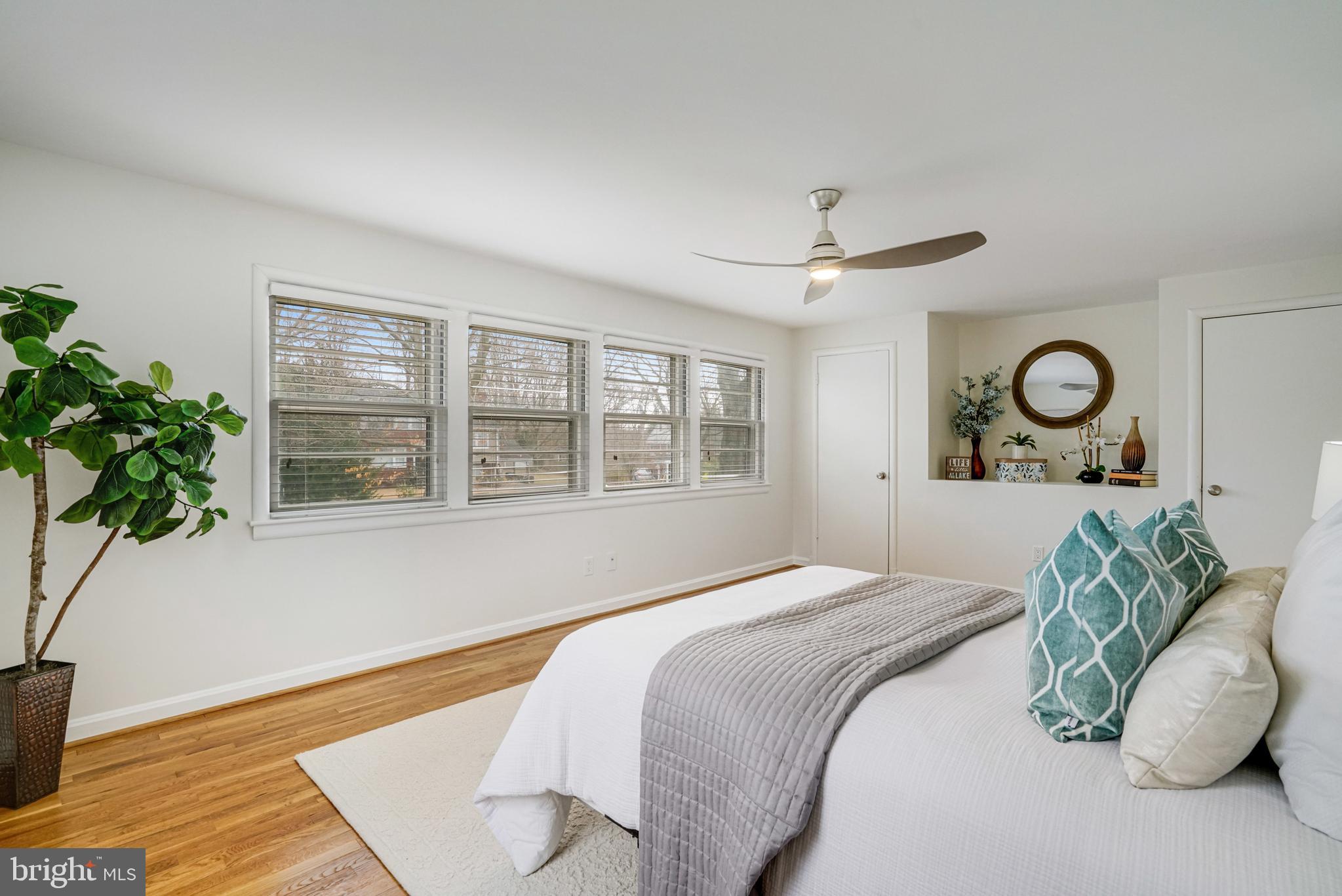 LAKE BARCROFT - Residential