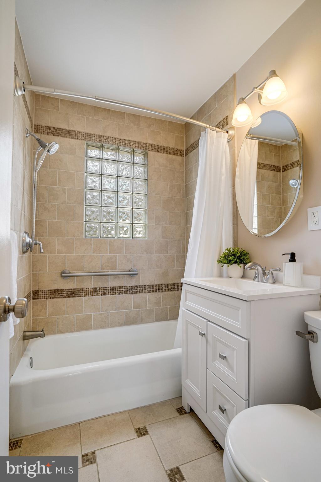 LAKE BARCROFT - Residential