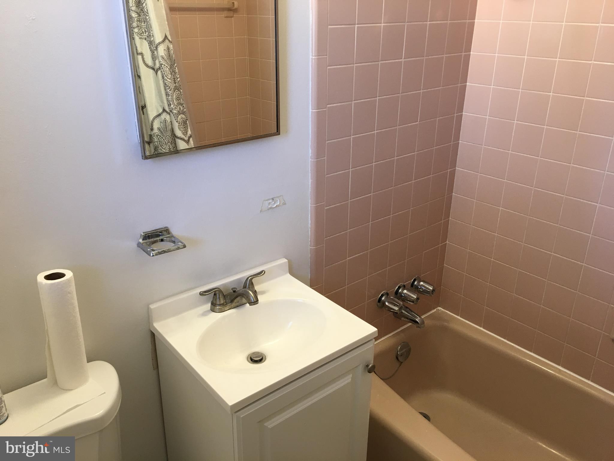 COUNTRY CLUB MANOR - Residential Lease