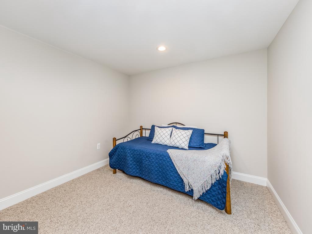 SHEFFIELD MANOR - Residential Lease