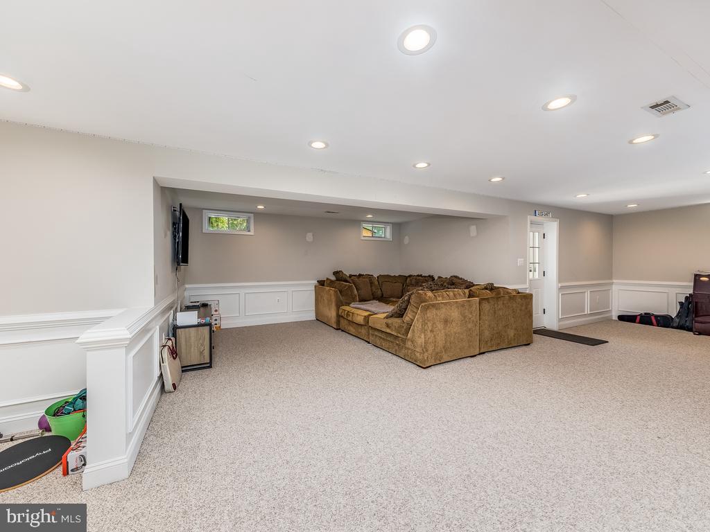 SHEFFIELD MANOR - Residential Lease