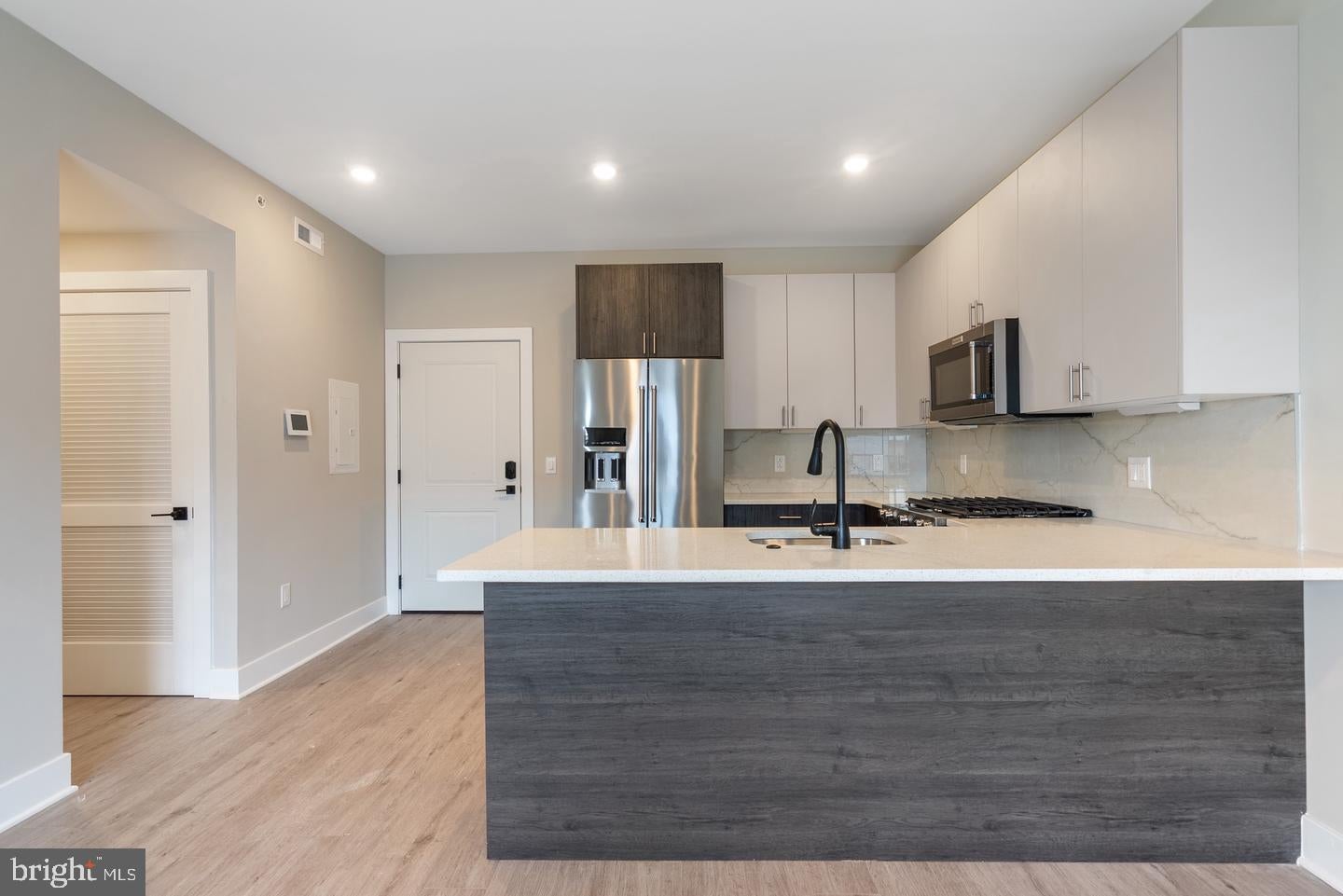 408-10 N FRONT STREET 10