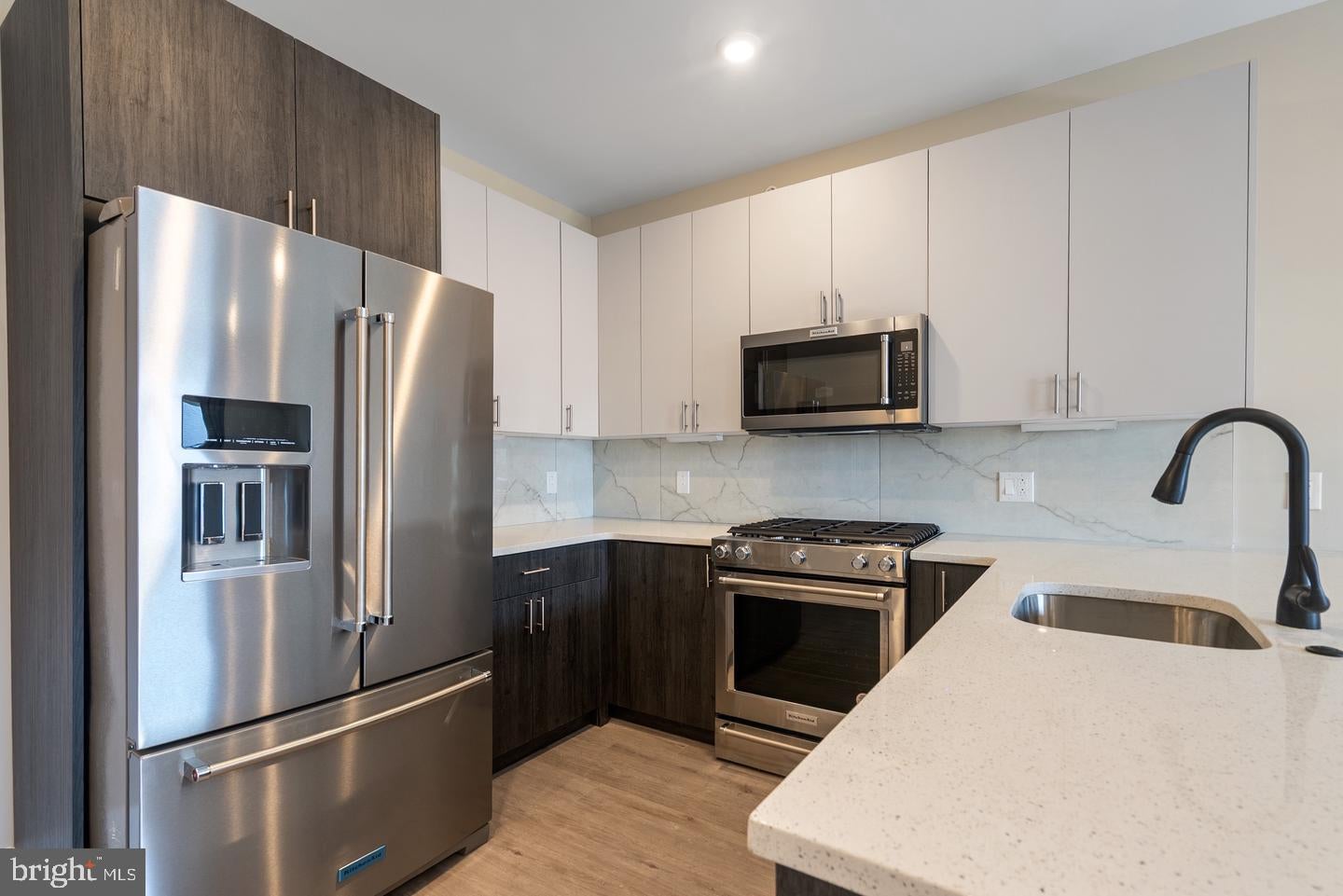 408-10 N FRONT STREET 10